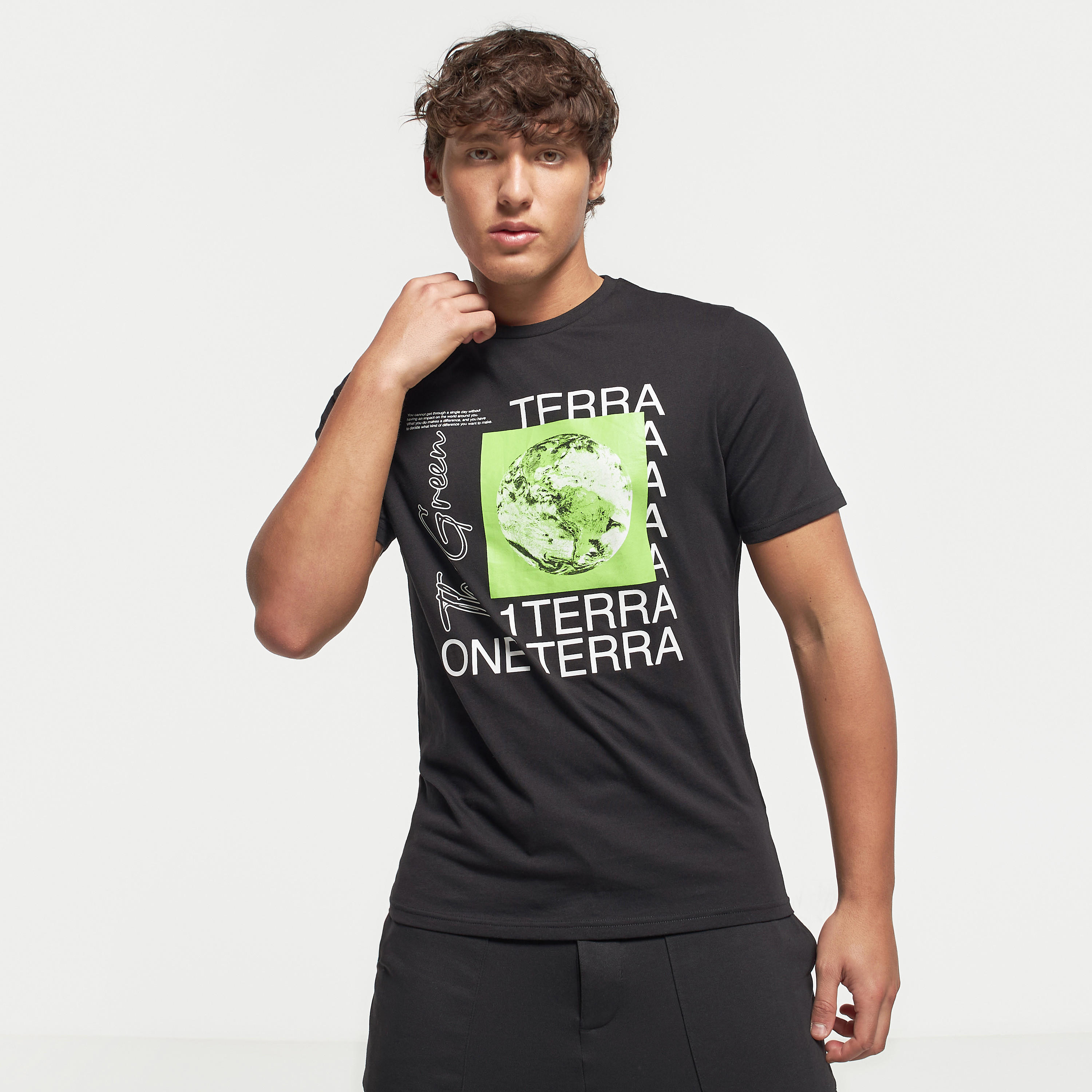 تيشيرت بياقة ضيّقة وأكمام قصيرة وطبعات-men-clothing-tshirtsandpolos-tshirts-image-1