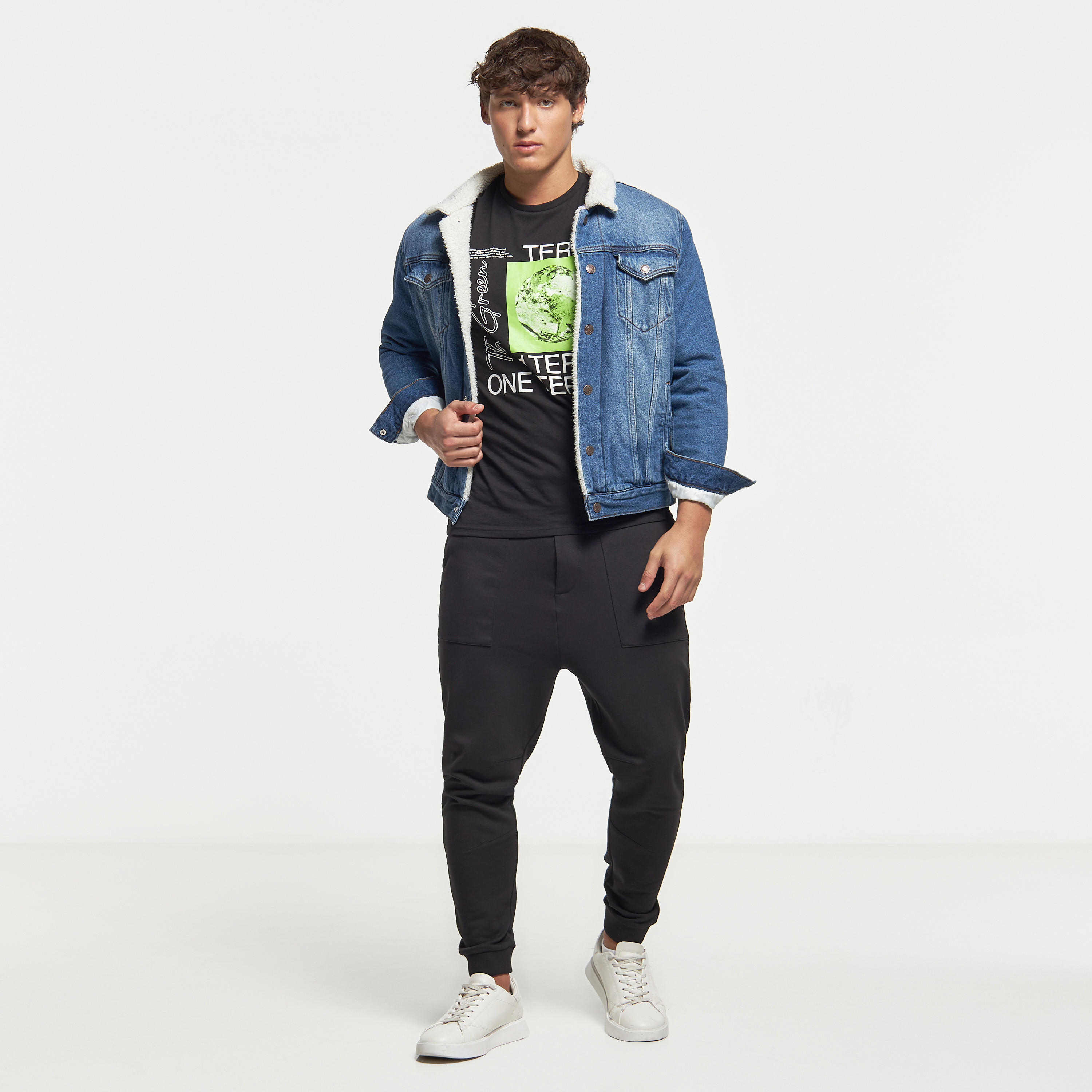 تيشيرت بياقة ضيّقة وأكمام قصيرة وطبعات-men-clothing-tshirtsandpolos-tshirts-image-2