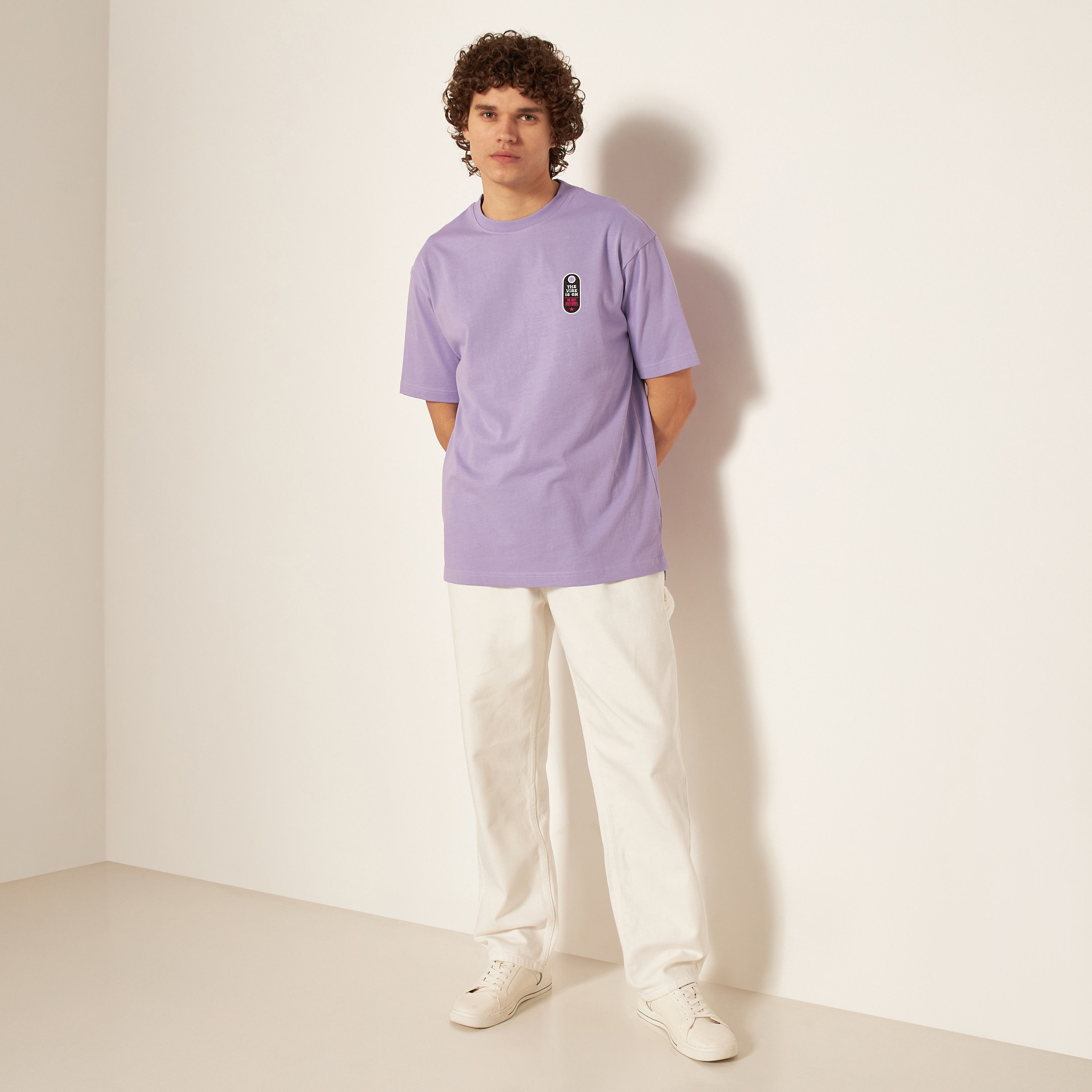 تيشيرت بياقة ضيقة وأكمام قصيرة وطبعات شعار-men-clothing-tshirtsandpolos-tshirts-image-10