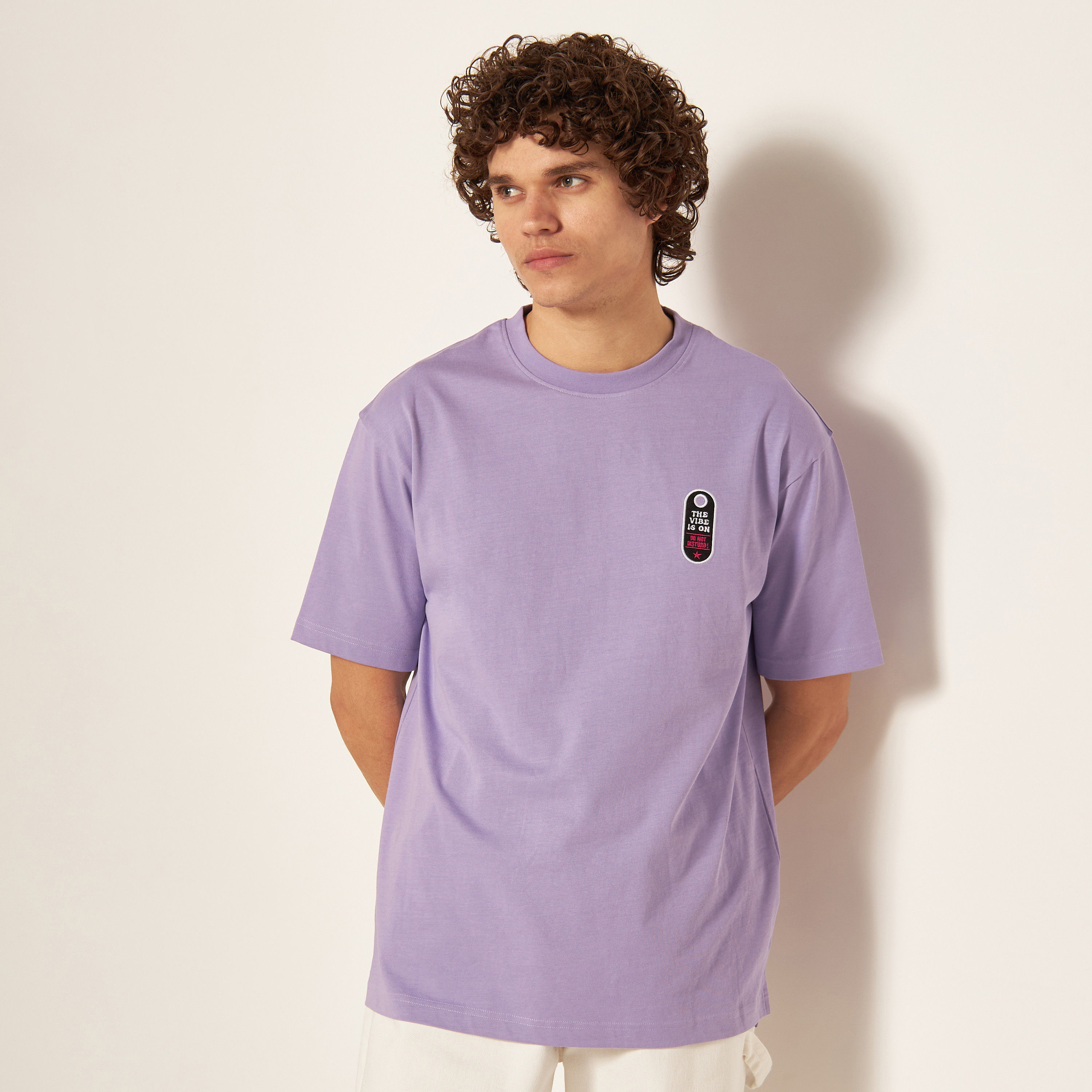تيشيرت بياقة ضيقة وأكمام قصيرة وطبعات شعار-men-clothing-tshirtsandpolos-tshirts-image-11