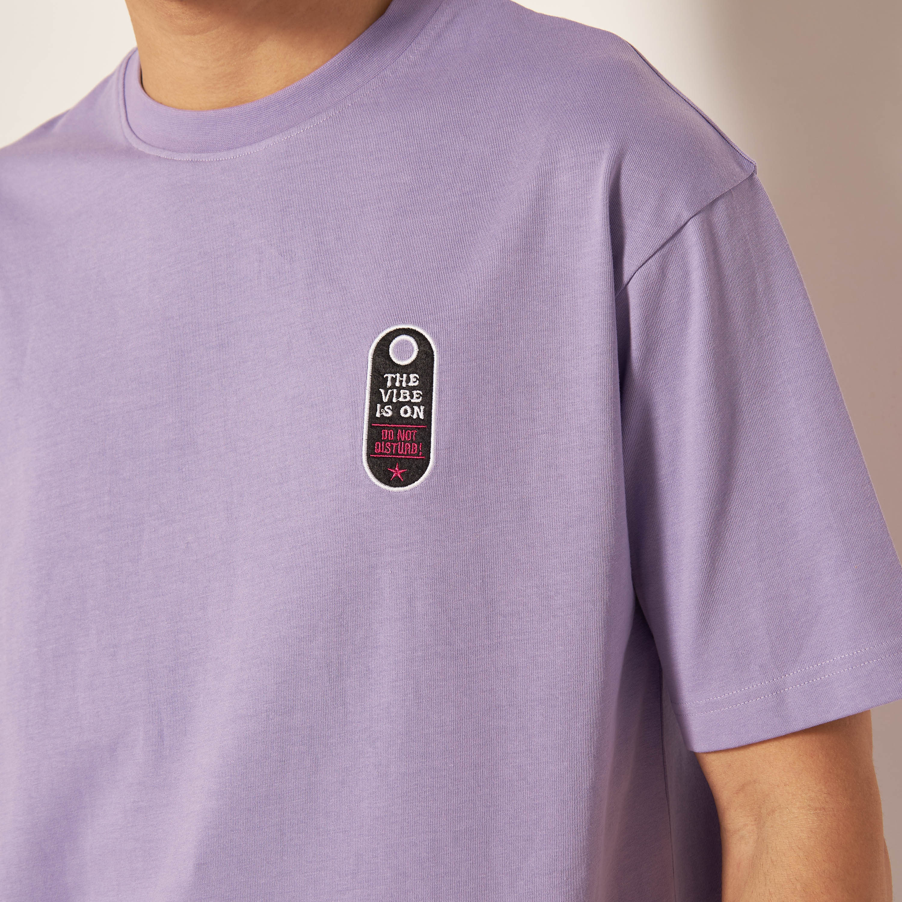 تيشيرت بياقة ضيقة وأكمام قصيرة وطبعات شعار-men-clothing-tshirtsandpolos-tshirts-image-12