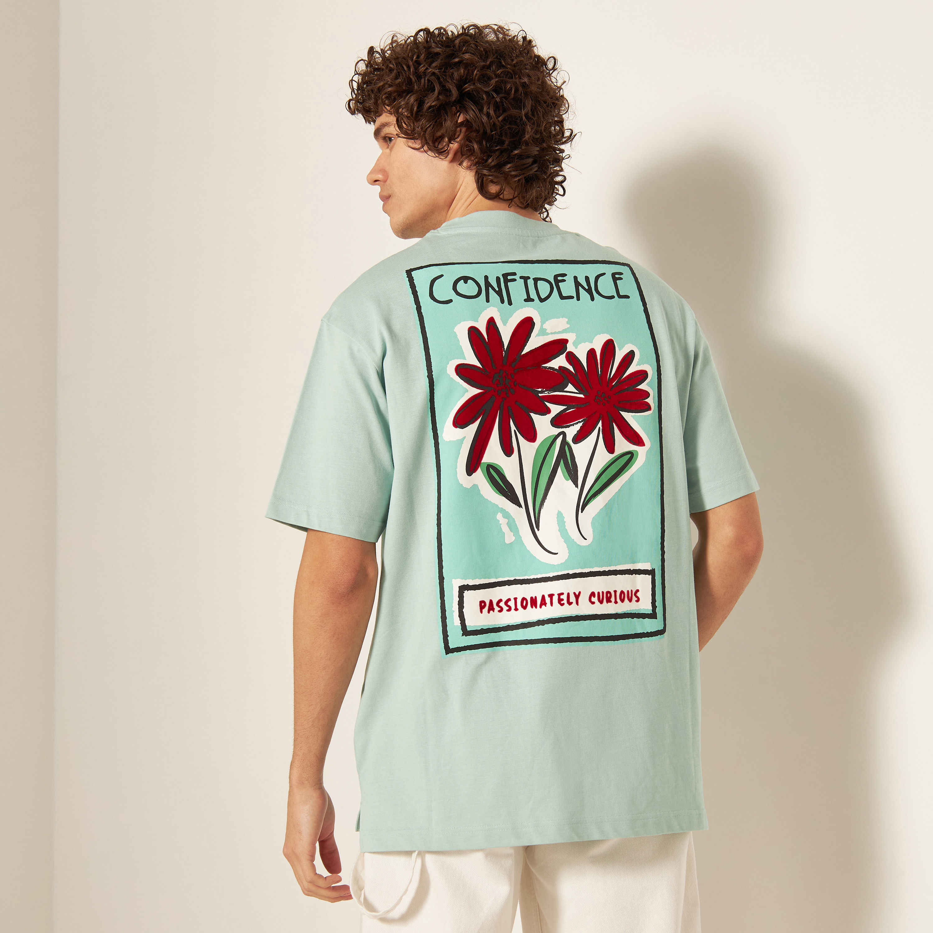 تيشيرت بياقة ضيقة وأكمام قصيرة وطبعات شعار-men-clothing-tshirtsandpolos-tshirts-image-13