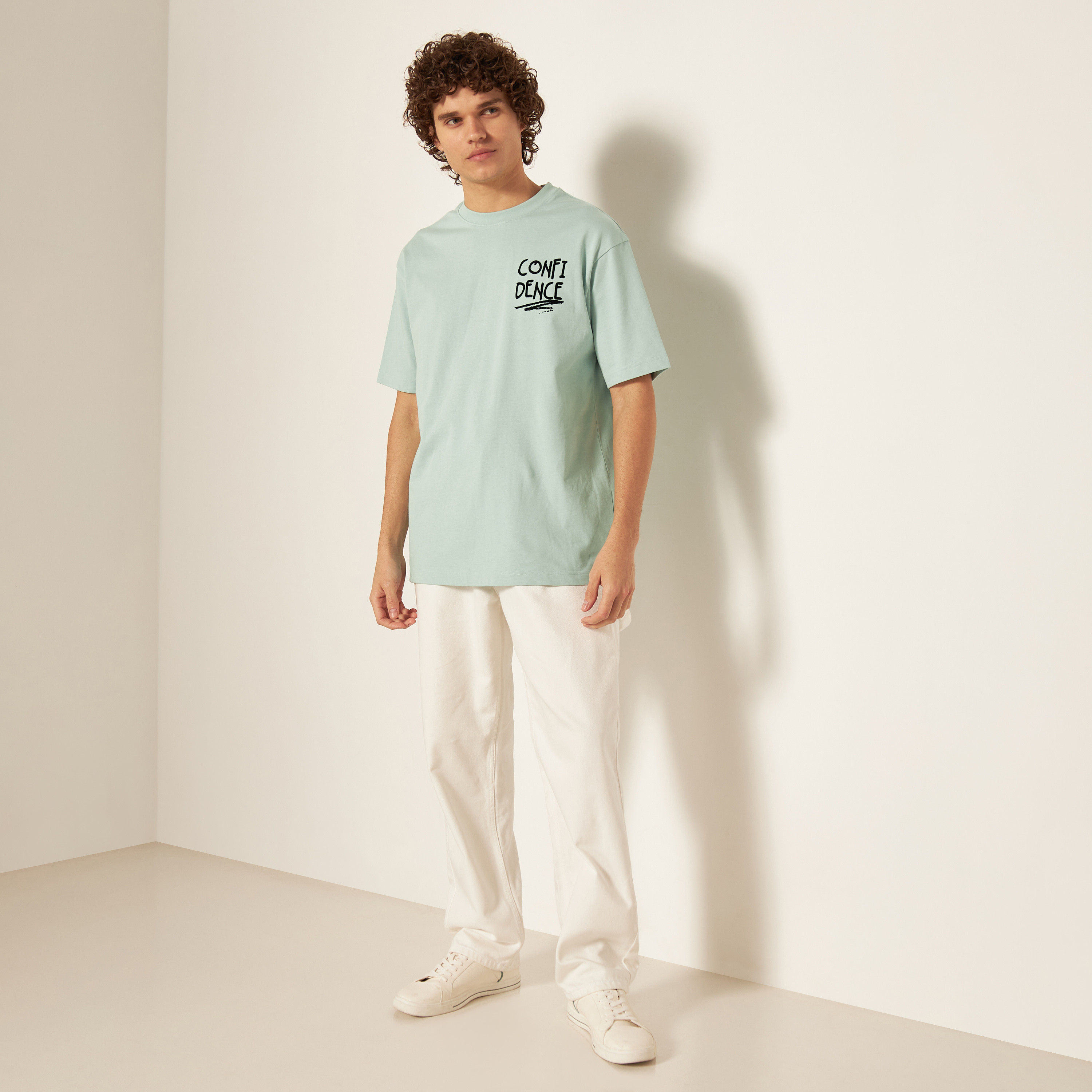 تيشيرت بياقة ضيقة وأكمام قصيرة وطبعات شعار-men-clothing-tshirtsandpolos-tshirts-image-14