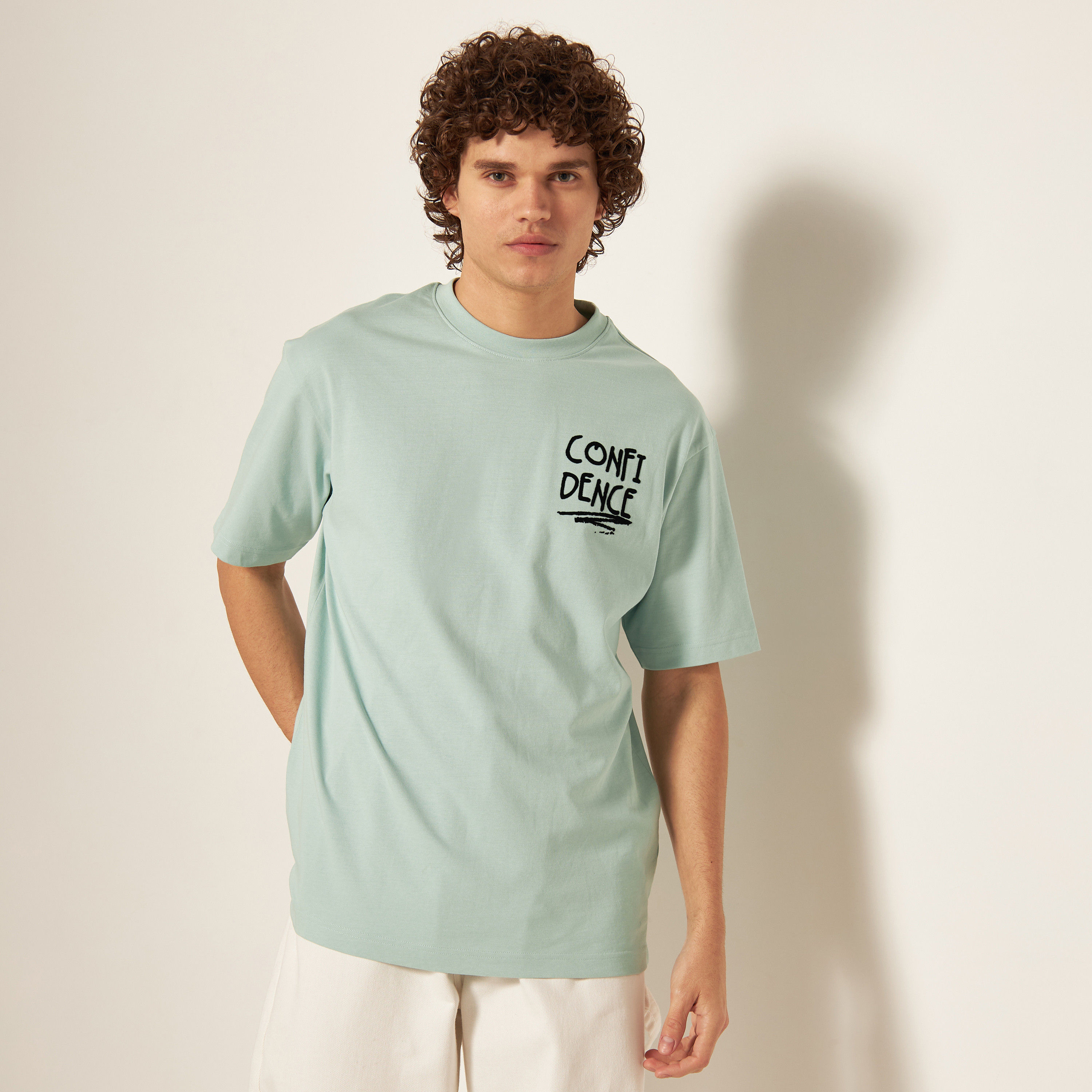 تيشيرت بياقة ضيقة وأكمام قصيرة وطبعات شعار-men-clothing-tshirtsandpolos-tshirts-image-15