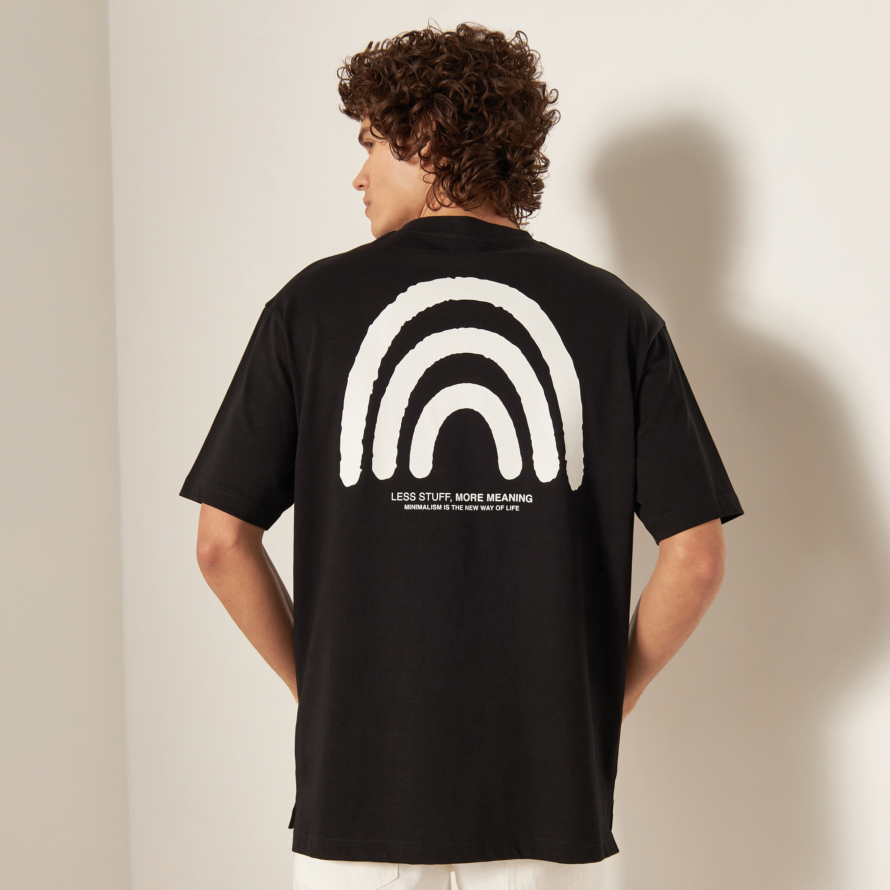 تيشيرت بياقة ضيقة وأكمام قصيرة وطبعات شعار-men-clothing-tshirtsandpolos-tshirts-image-1