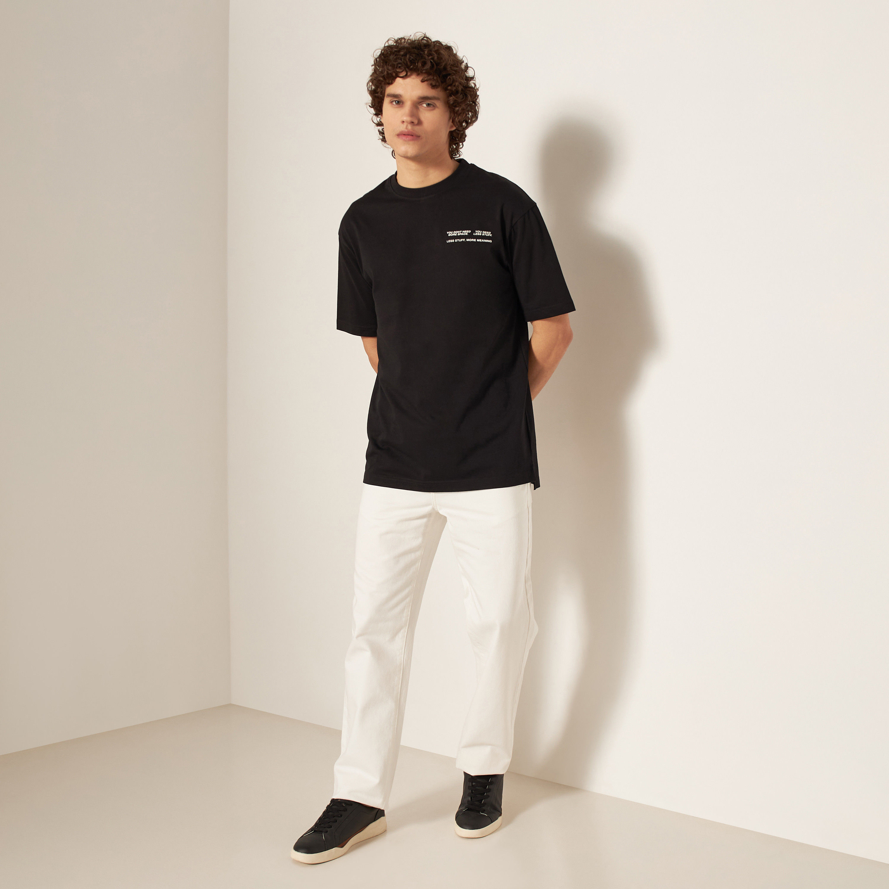تيشيرت بياقة ضيقة وأكمام قصيرة وطبعات شعار-men-clothing-tshirtsandpolos-tshirts-image-2