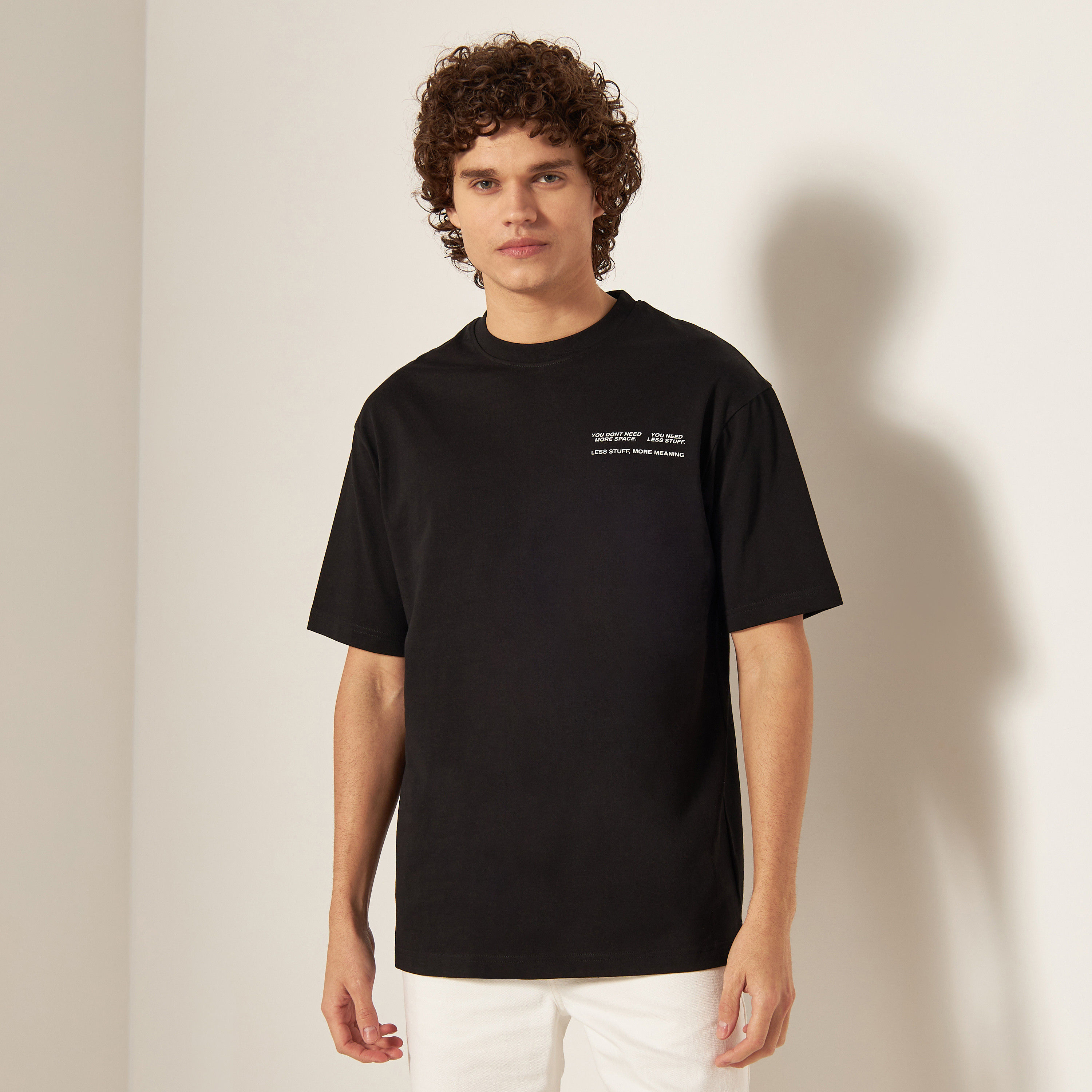 تيشيرت بياقة ضيقة وأكمام قصيرة وطبعات شعار-men-clothing-tshirtsandpolos-tshirts-image-3