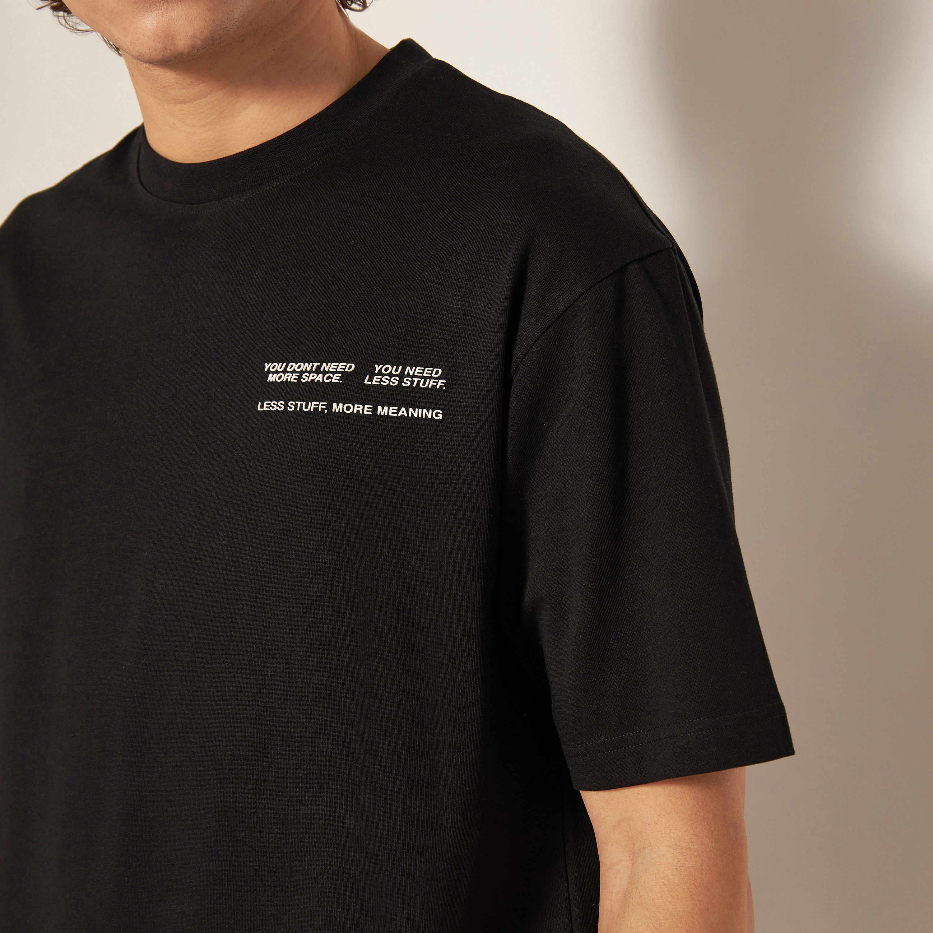 تيشيرت بياقة ضيقة وأكمام قصيرة وطبعات شعار-men-clothing-tshirtsandpolos-tshirts-image-4