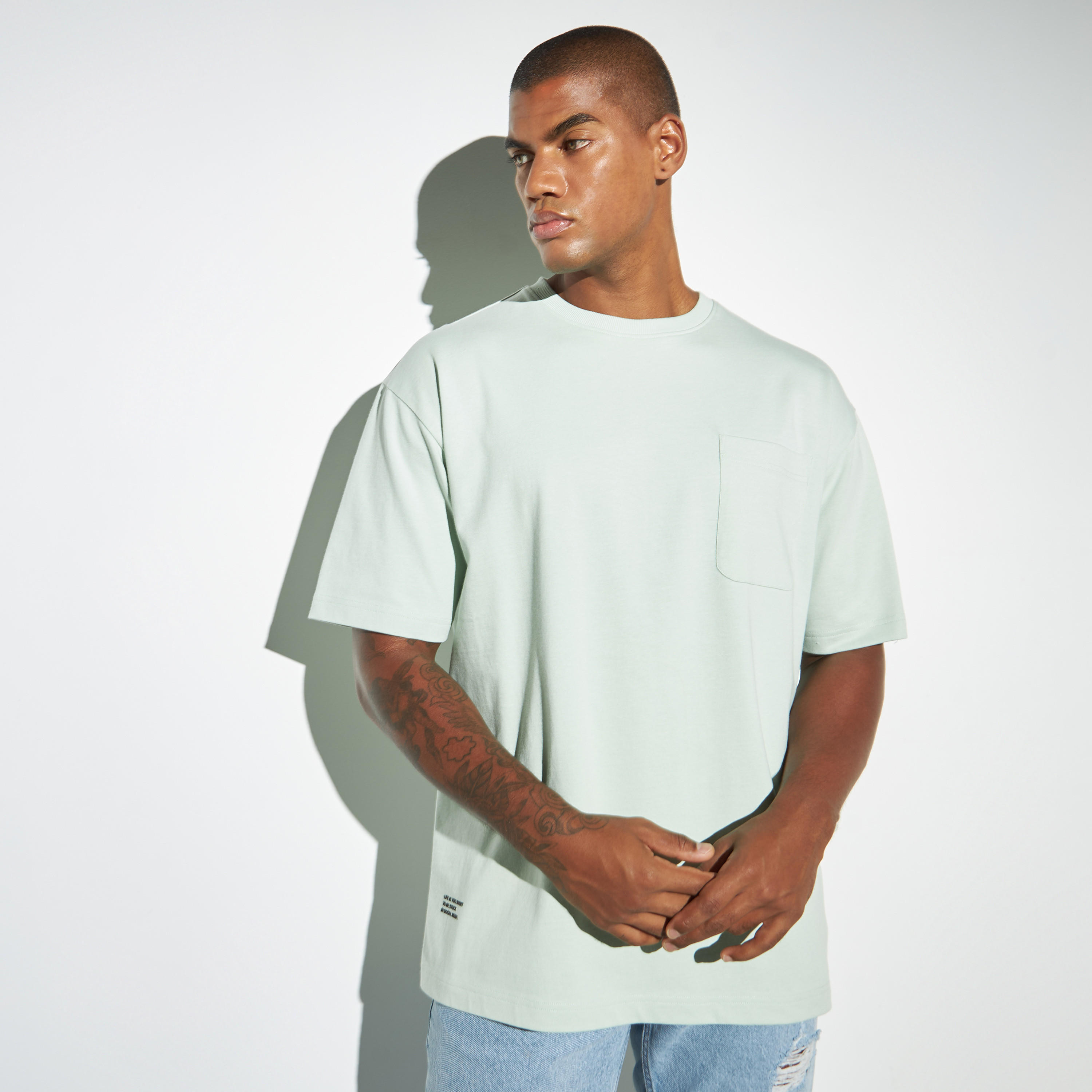 تيشيرت بياقة ضيقة وأكمام قصيرة وطبعات-men-clothing-tshirtsandpolos-tshirts-image-1