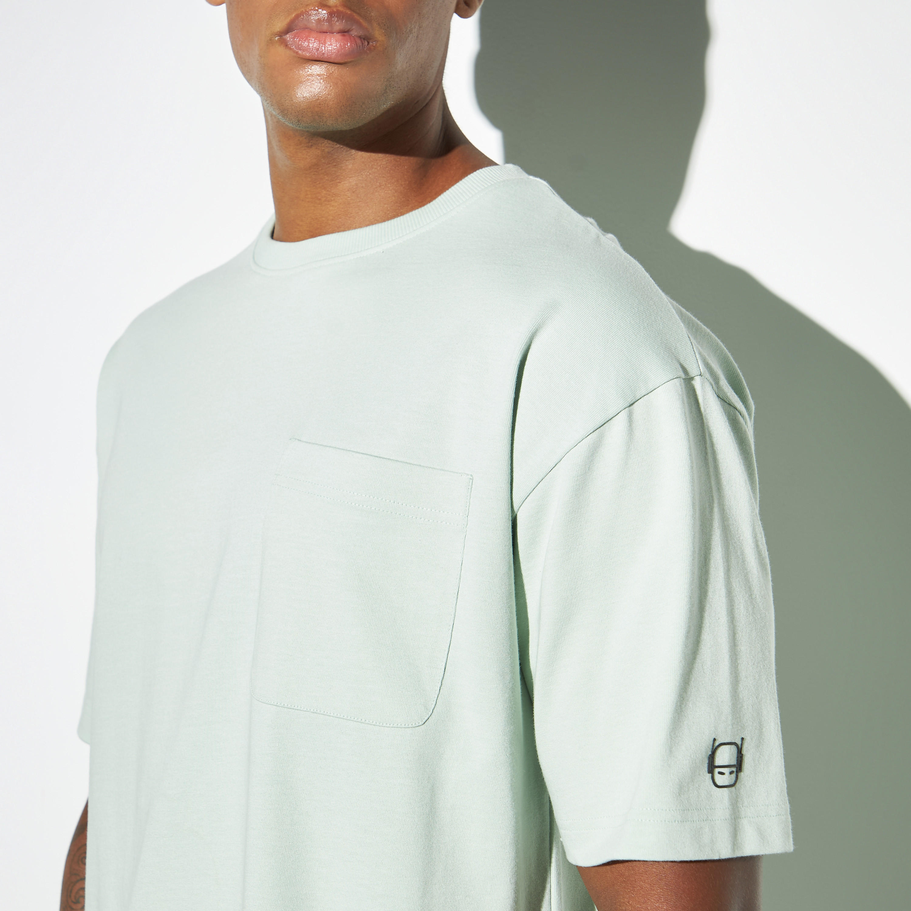 تيشيرت بياقة ضيقة وأكمام قصيرة وطبعات-men-clothing-tshirtsandpolos-tshirts-image-3