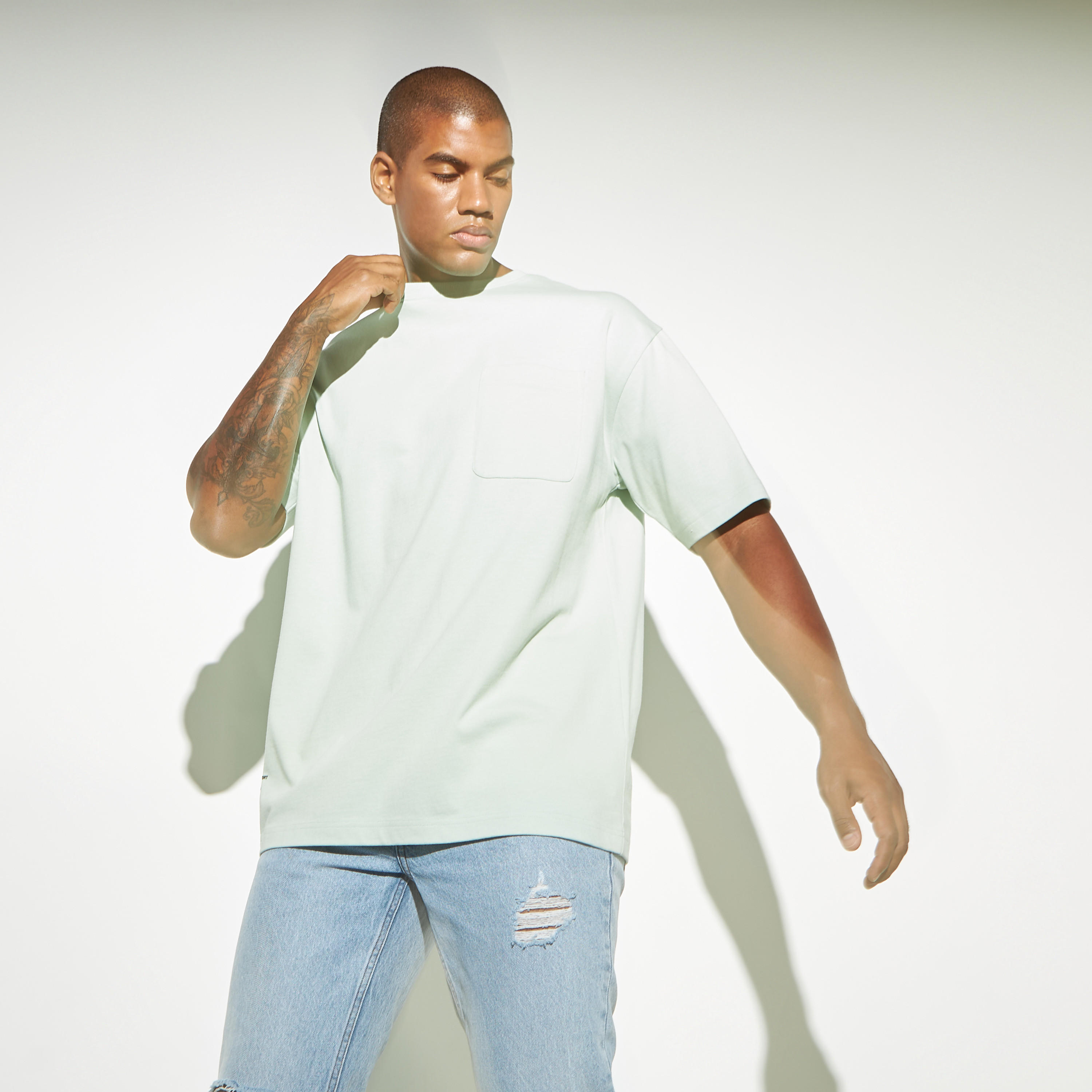 تيشيرت بياقة ضيقة وأكمام قصيرة وطبعات-men-clothing-tshirtsandpolos-tshirts-image-5