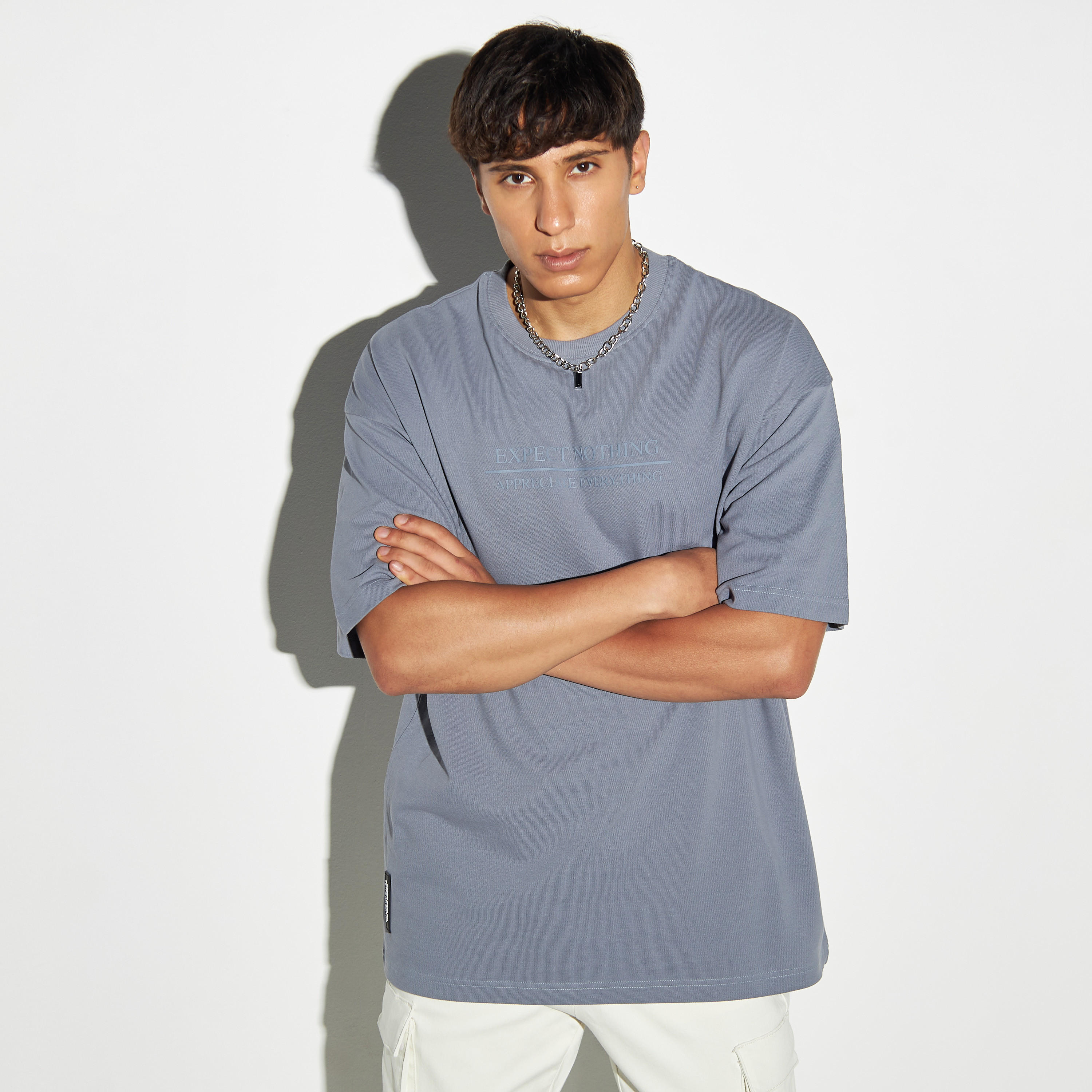 تيشيرت فضفاض بياقة ضيقة وأكمام قصيرة وطبعات شعار-men-clothing-tshirtsandpolos-tshirts-image-1