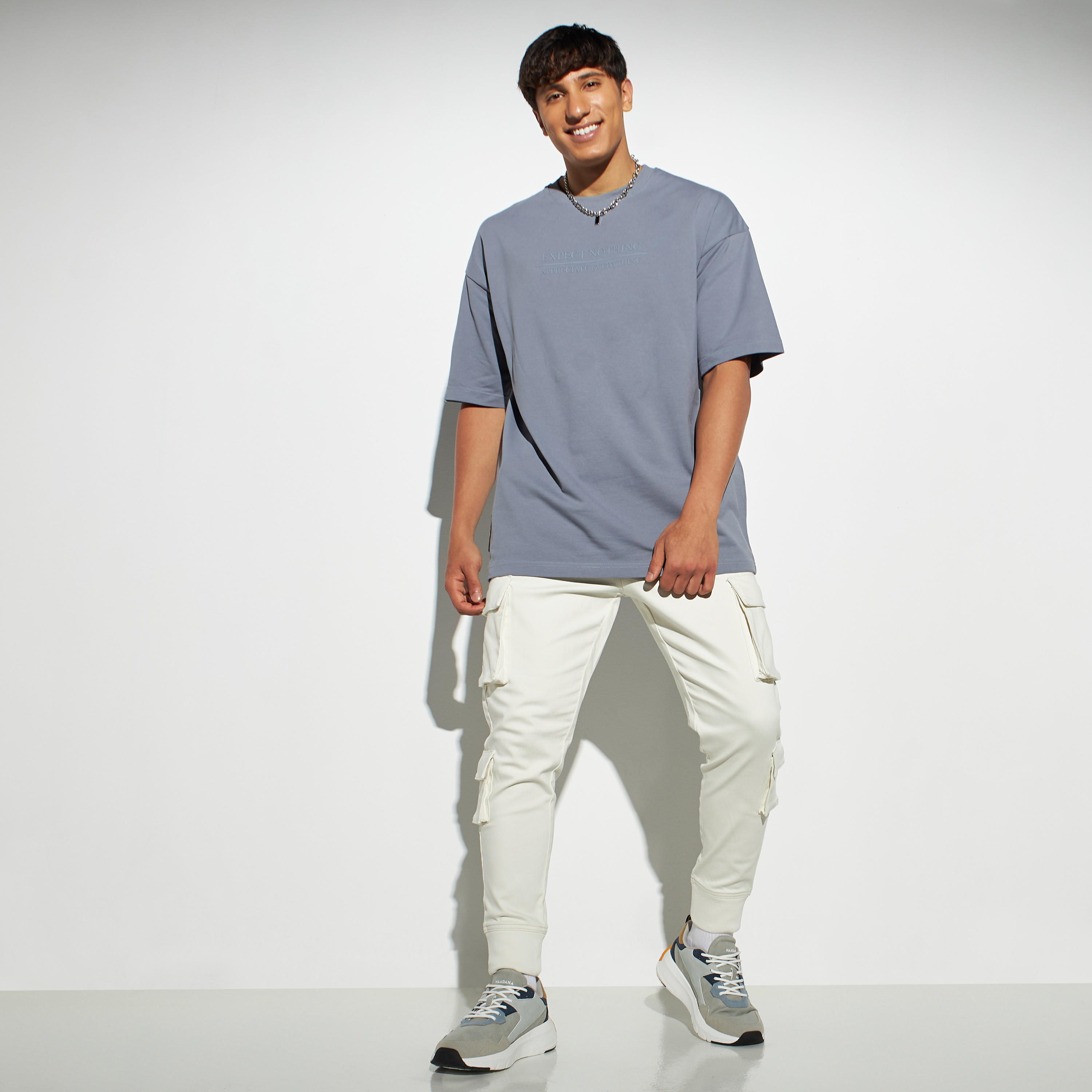تيشيرت فضفاض بياقة ضيقة وأكمام قصيرة وطبعات شعار-men-clothing-tshirtsandpolos-tshirts-image-2