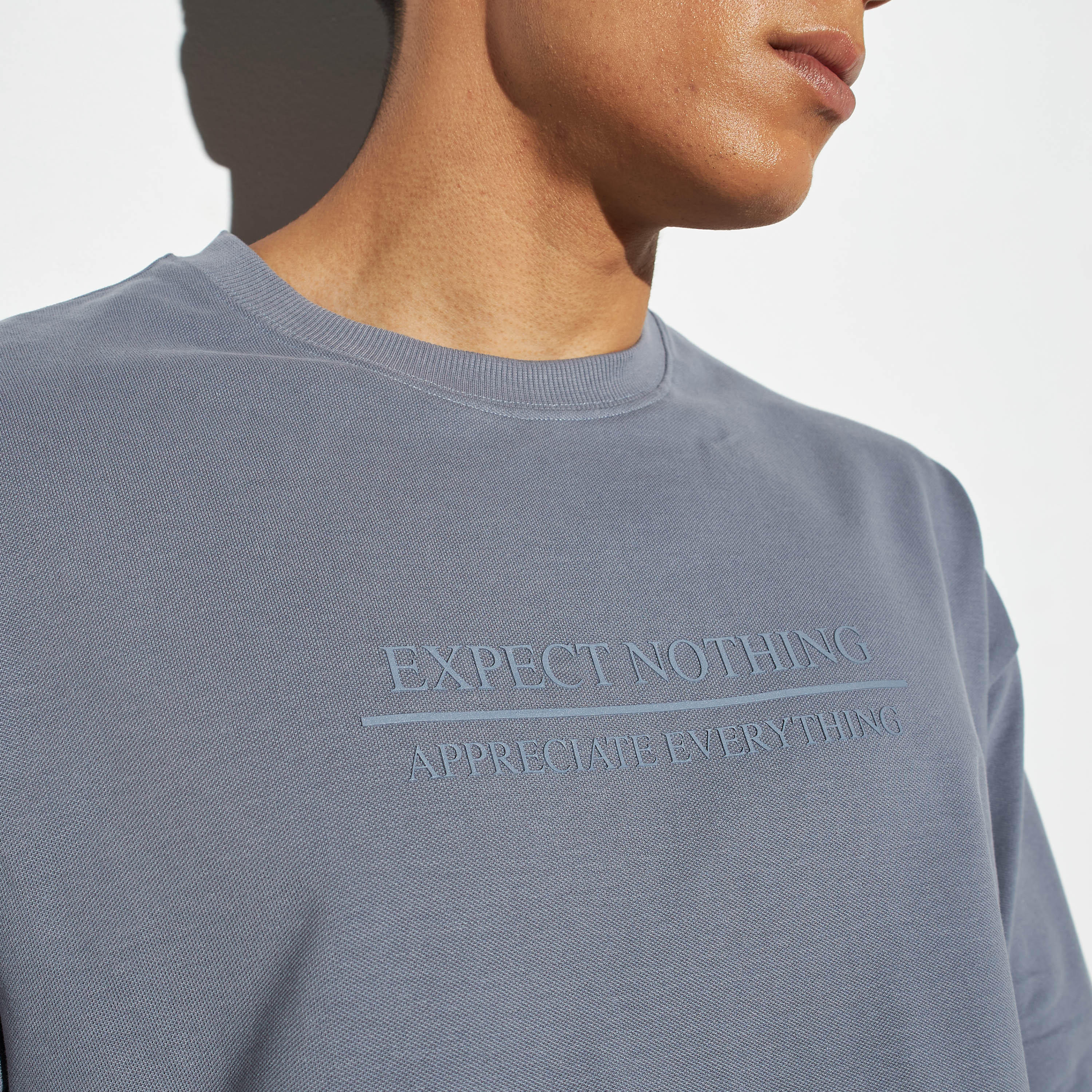 تيشيرت فضفاض بياقة ضيقة وأكمام قصيرة وطبعات شعار-men-clothing-tshirtsandpolos-tshirts-image-4