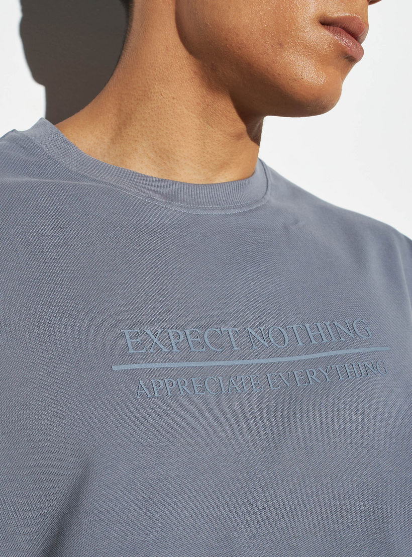 تيشيرت فضفاض بياقة ضيقة وأكمام قصيرة وطبعات شعار-men-clothing-tshirtsandpolos-tshirts-image-4