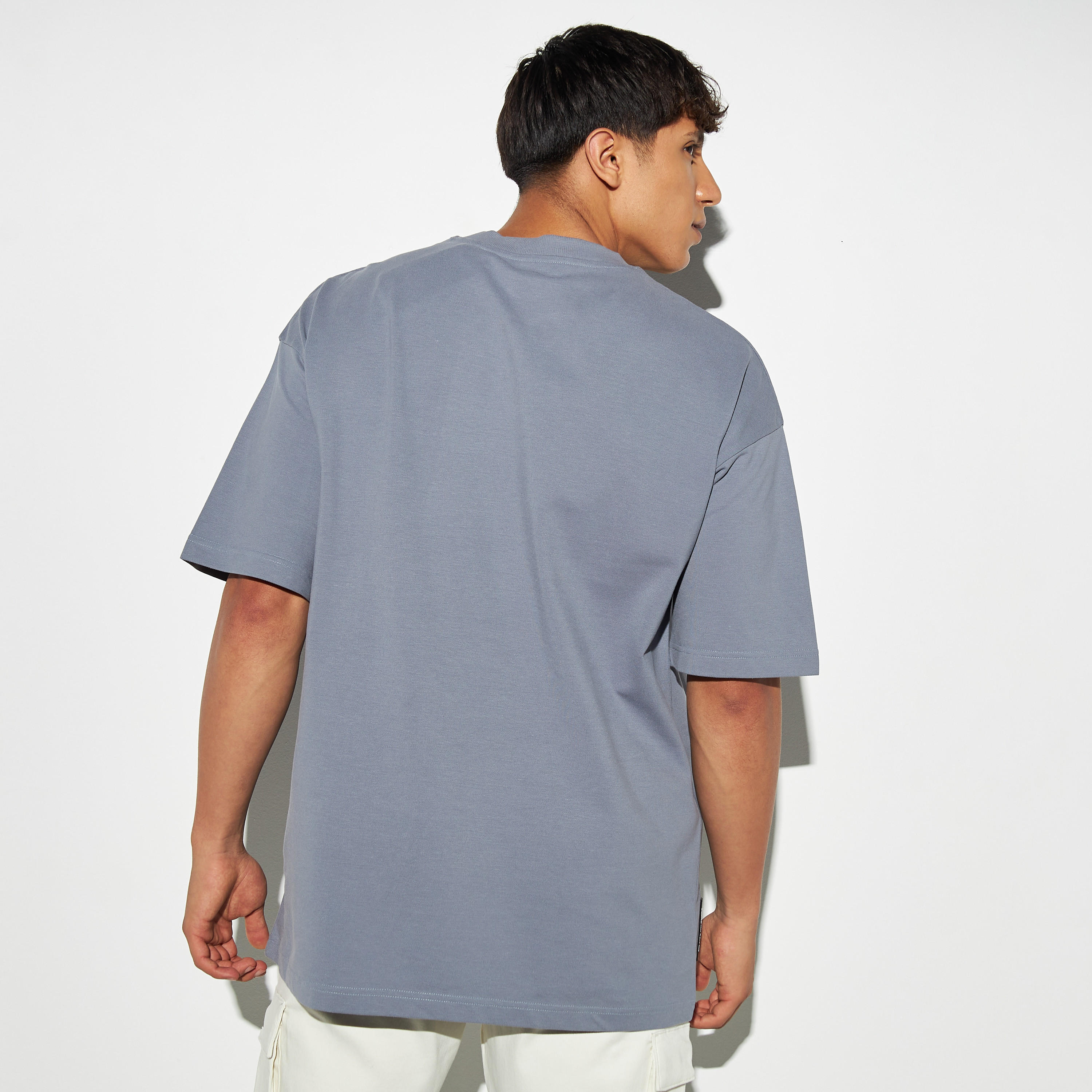 تيشيرت فضفاض بياقة ضيقة وأكمام قصيرة وطبعات شعار-men-clothing-tshirtsandpolos-tshirts-image-5