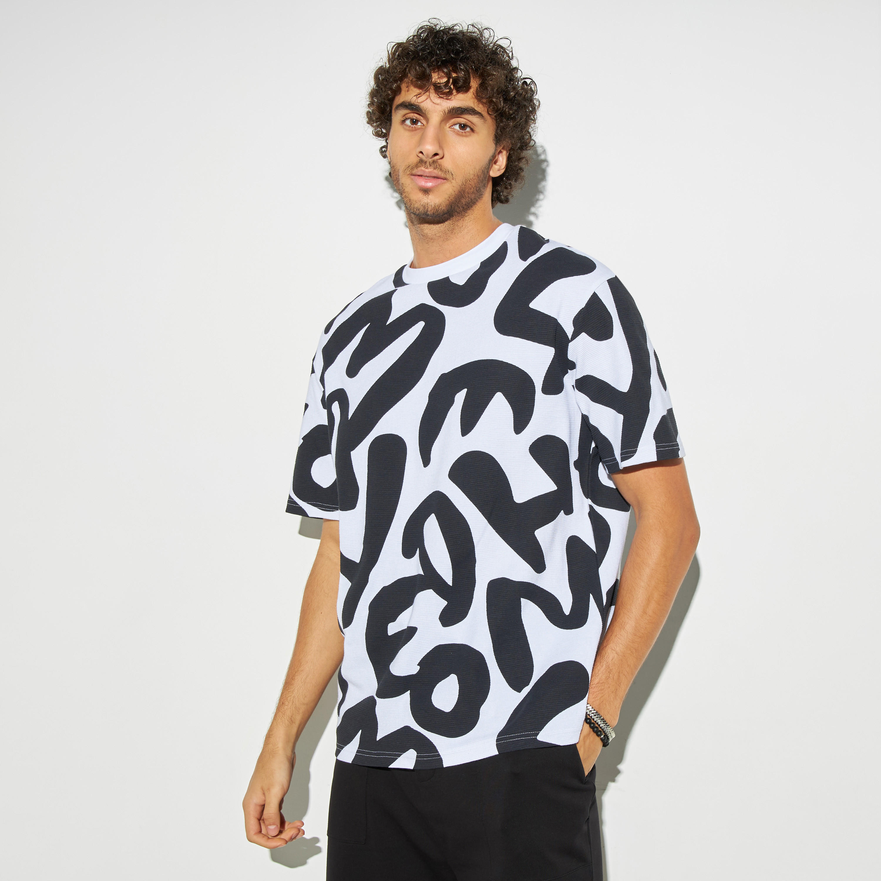تيشيرت تريكو بياقة ضيقة وأكمام قصيرة وطبعات جرافيك-men-clothing-tshirtsandpolos-tshirts-image-1