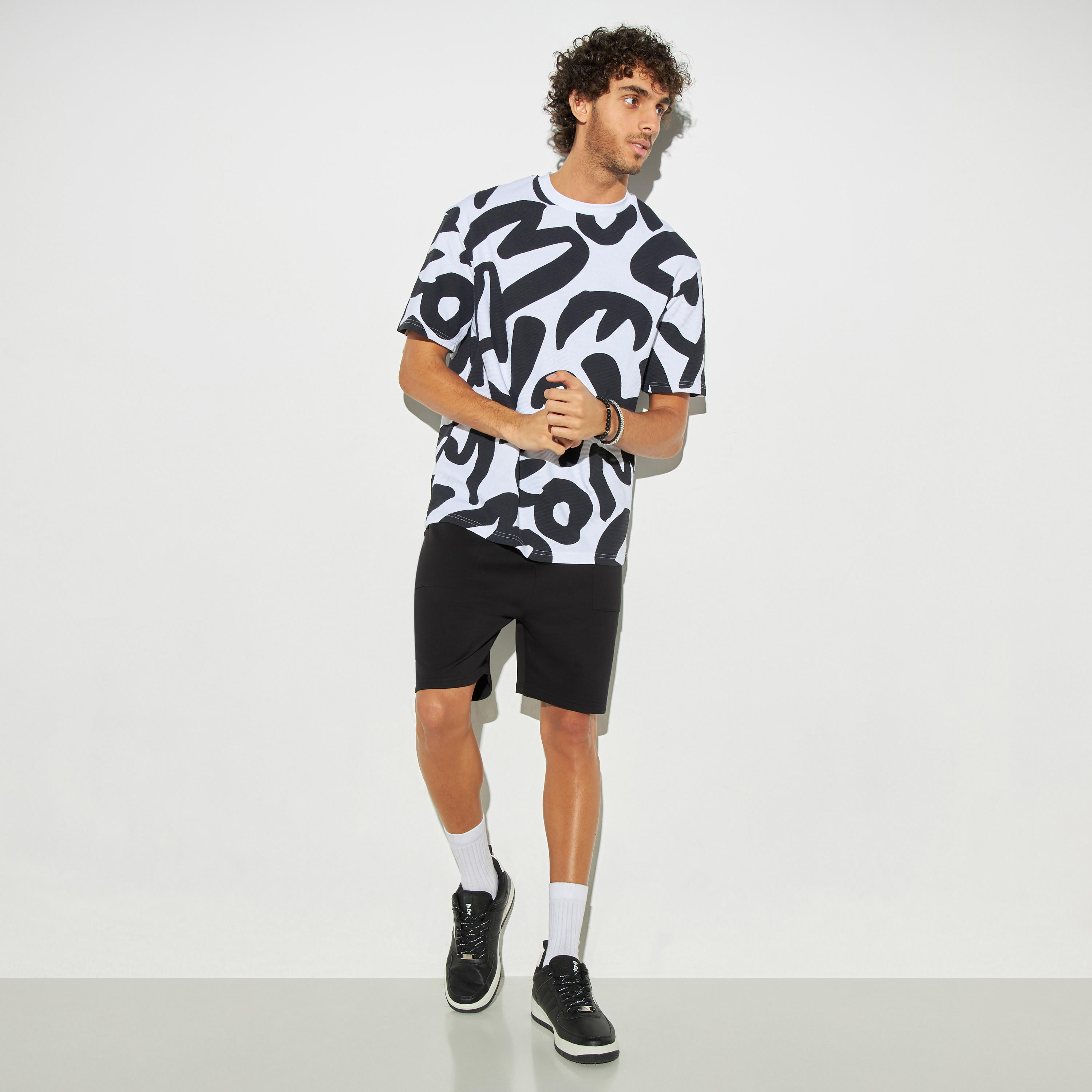 تيشيرت تريكو بياقة ضيقة وأكمام قصيرة وطبعات جرافيك-men-clothing-tshirtsandpolos-tshirts-image-2