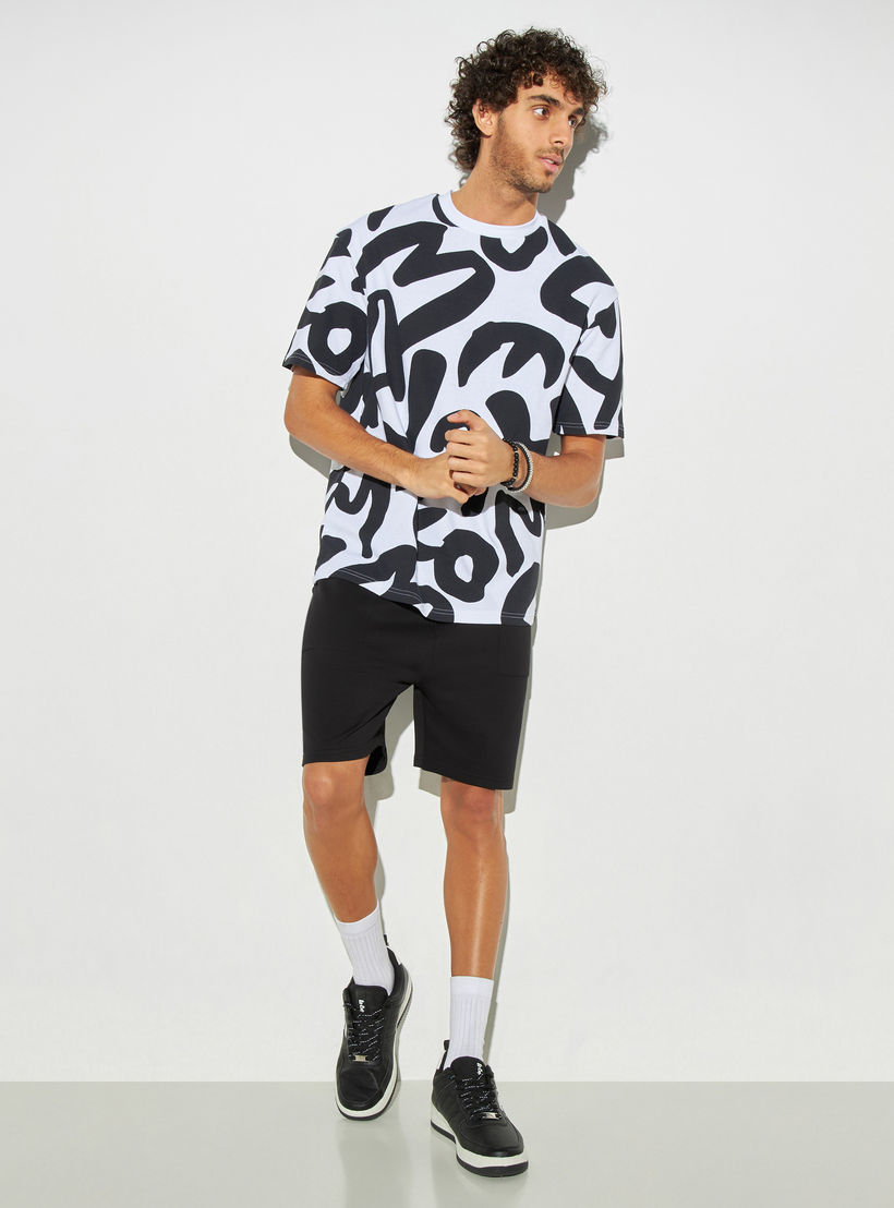 تيشيرت تريكو بياقة ضيقة وأكمام قصيرة وطبعات جرافيك-men-clothing-tshirtsandpolos-tshirts-image-2