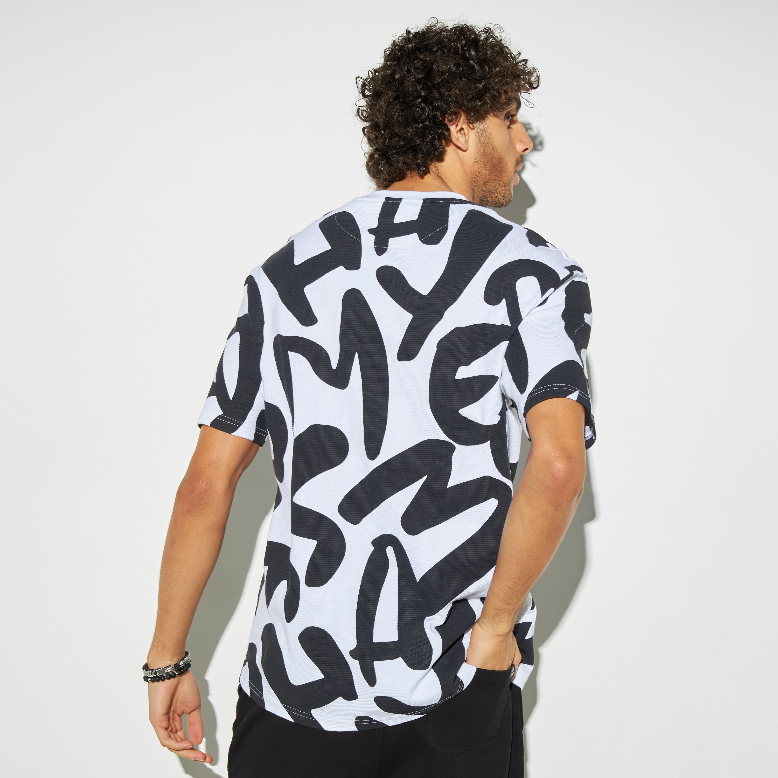 تيشيرت تريكو بياقة ضيقة وأكمام قصيرة وطبعات جرافيك-men-clothing-tshirtsandpolos-tshirts-image-3