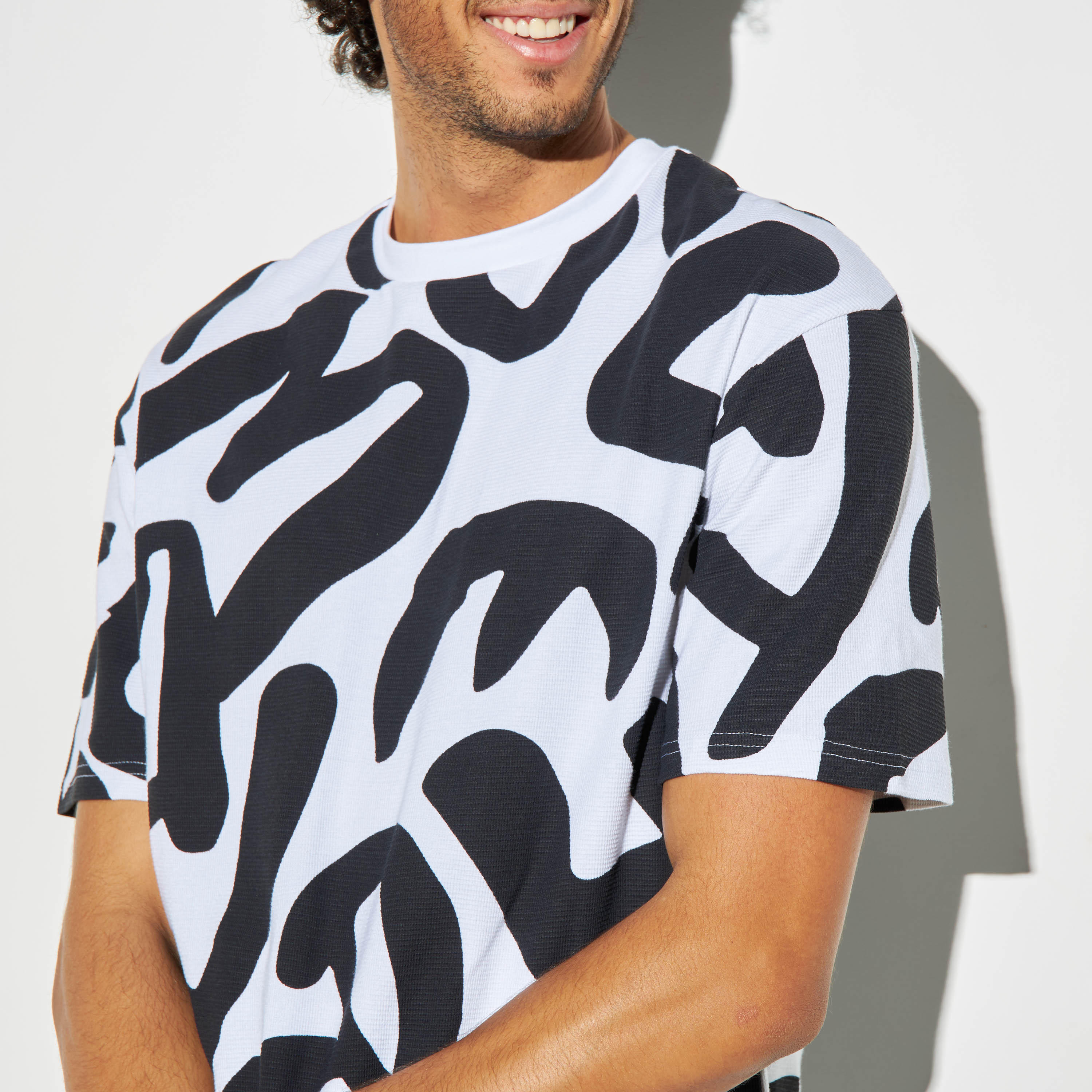 تيشيرت تريكو بياقة ضيقة وأكمام قصيرة وطبعات جرافيك-men-clothing-tshirtsandpolos-tshirts-image-4