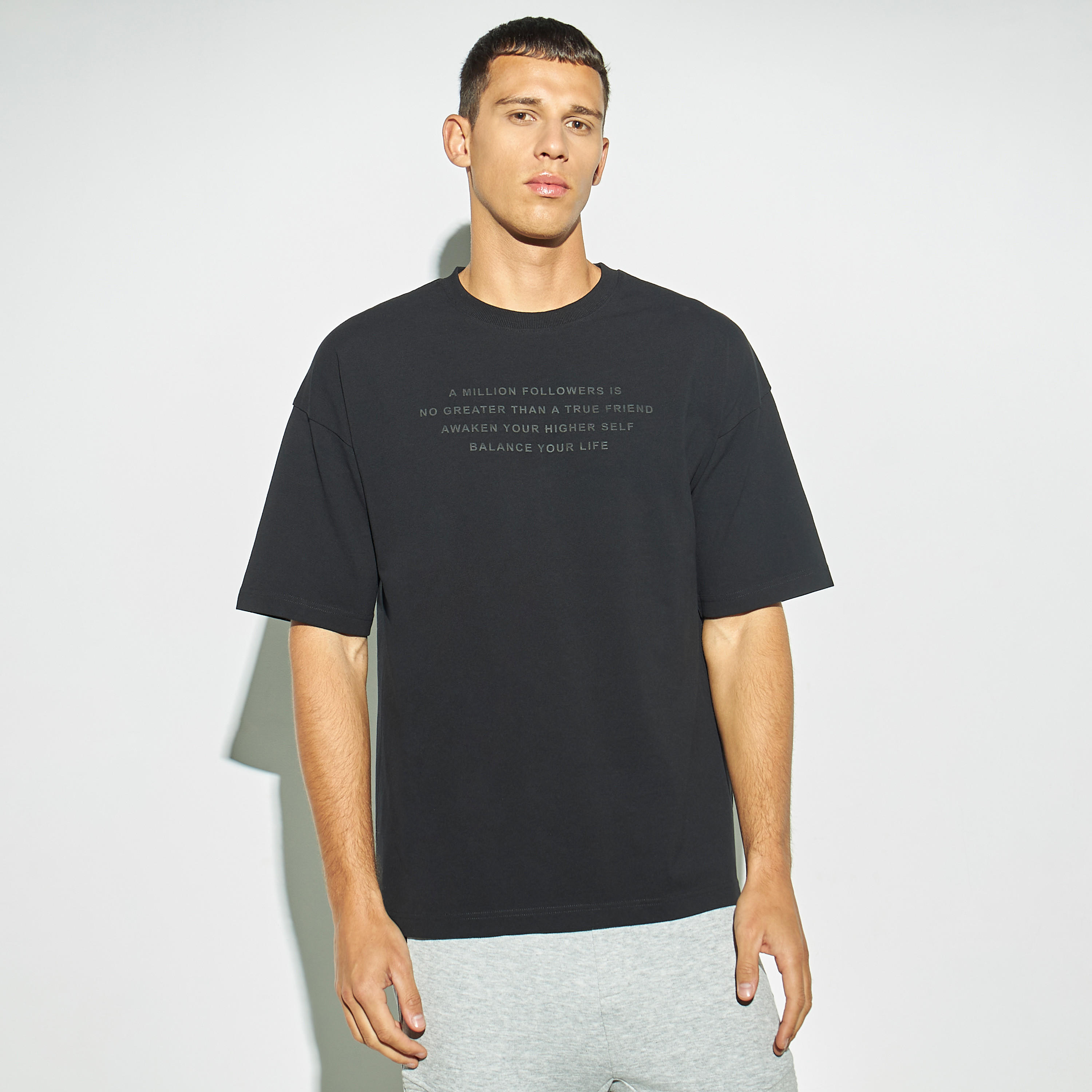 تيشيرت بياقة مستديرة ونقوش وأكمام قصيرة-men-clothing-tshirtsandpolos-tshirts-image-1