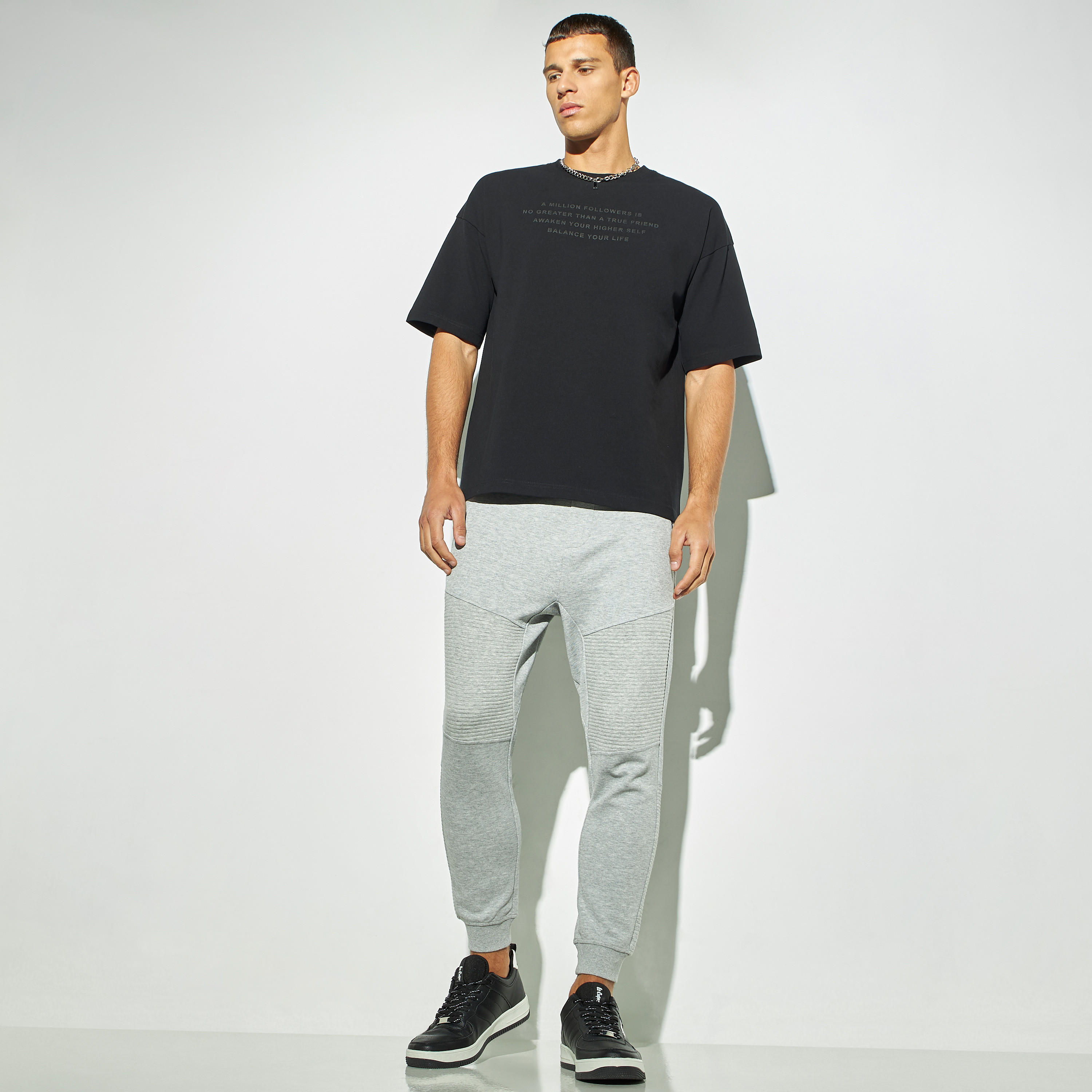 تيشيرت بياقة مستديرة ونقوش وأكمام قصيرة-men-clothing-tshirtsandpolos-tshirts-image-2