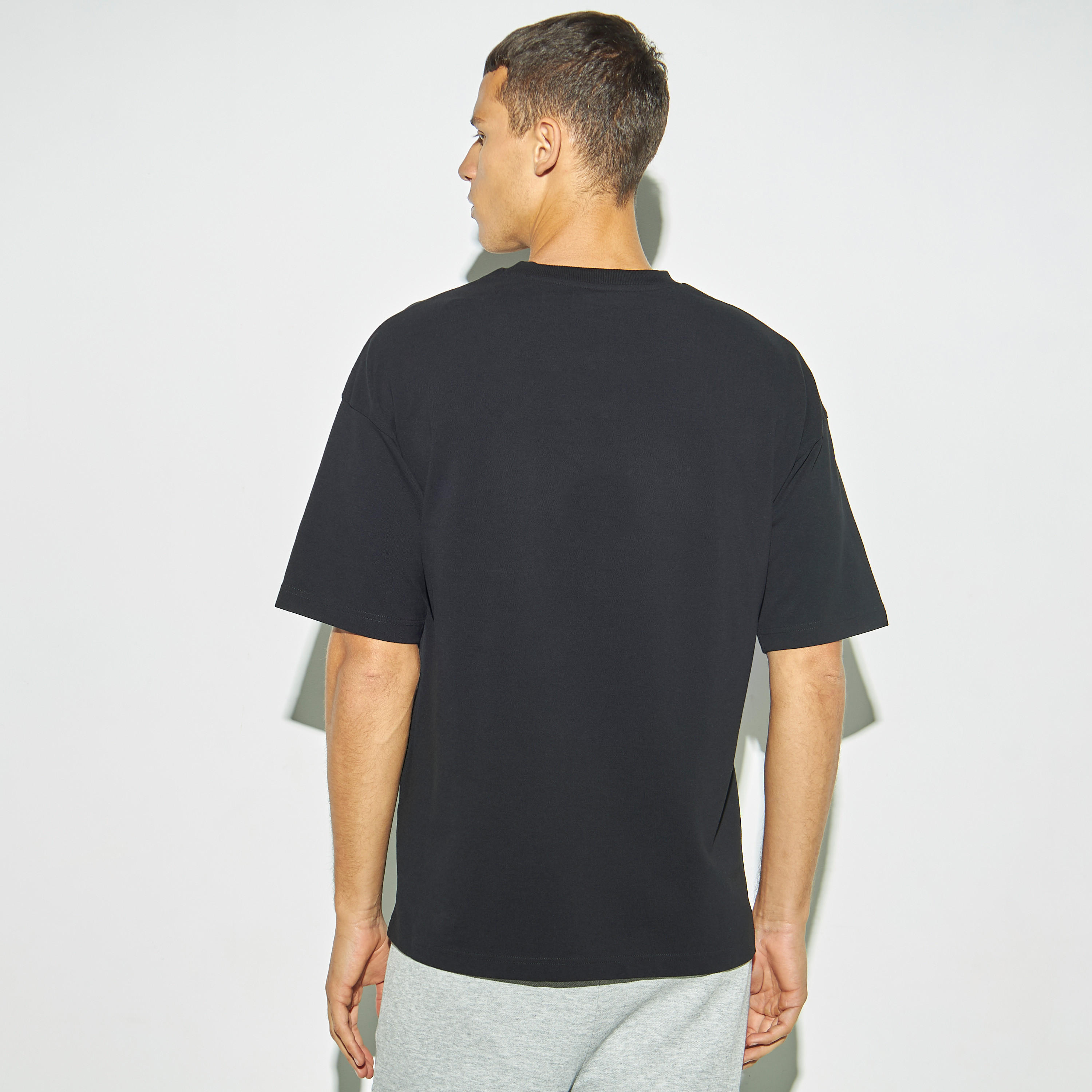 تيشيرت بياقة مستديرة ونقوش وأكمام قصيرة-men-clothing-tshirtsandpolos-tshirts-image-3