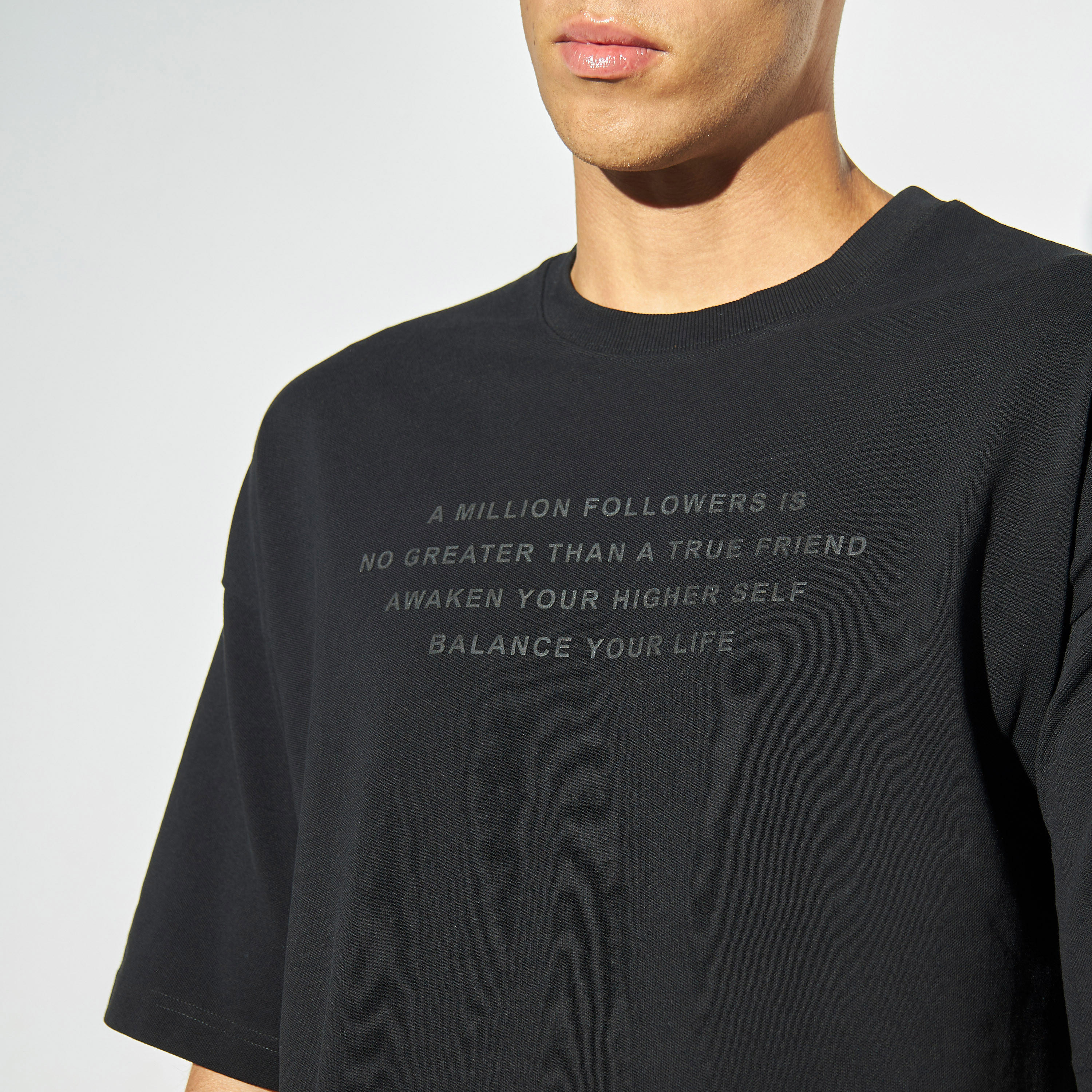 تيشيرت بياقة مستديرة ونقوش وأكمام قصيرة-men-clothing-tshirtsandpolos-tshirts-image-4