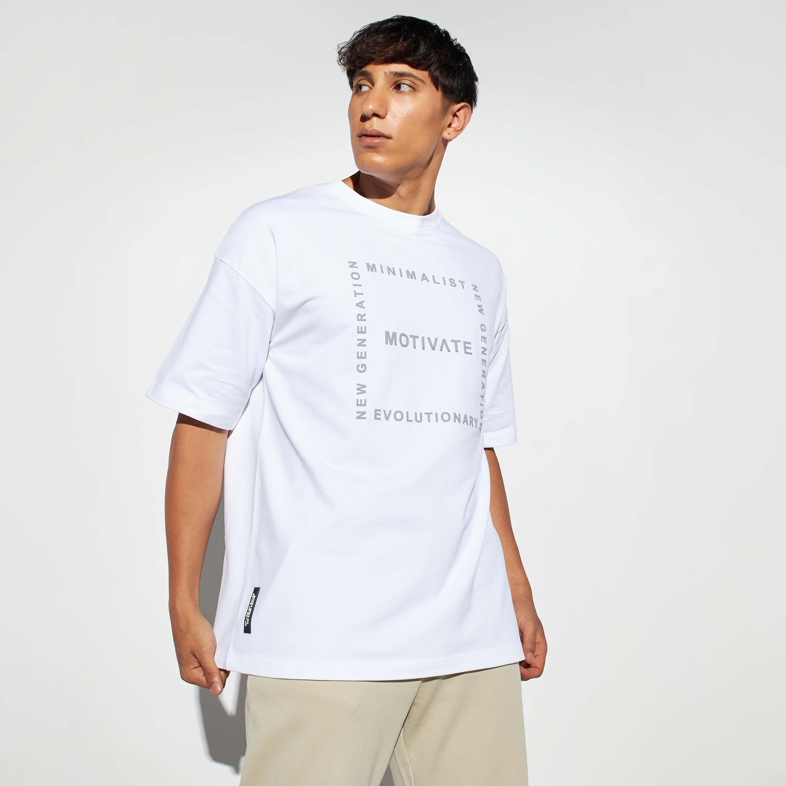 تيشيرت بياقة ضيقة وأكمام قصيرة وطبعات-men-clothing-tshirtsandpolos-tshirts-image-1