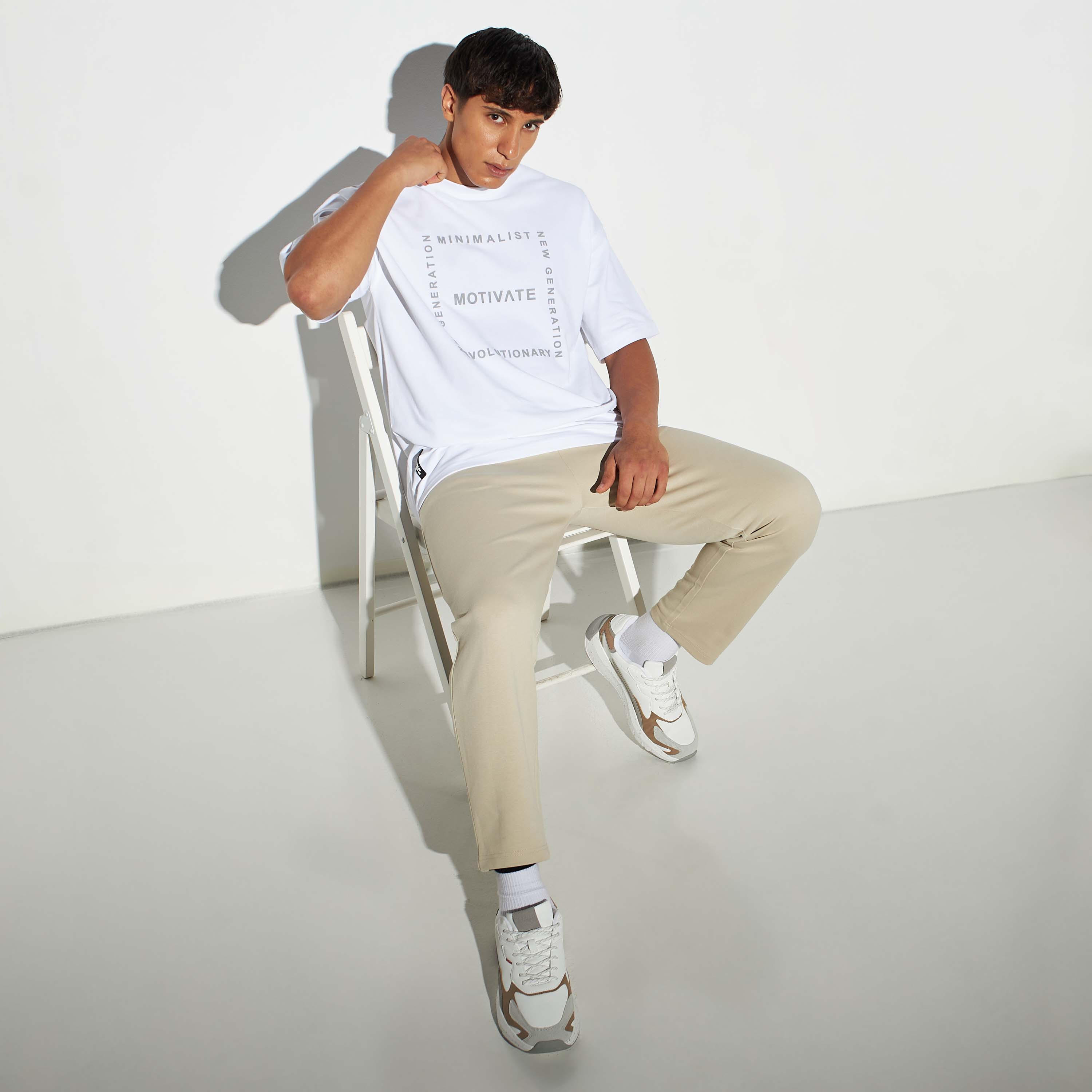 تيشيرت بياقة ضيقة وأكمام قصيرة وطبعات-men-clothing-tshirtsandpolos-tshirts-image-2