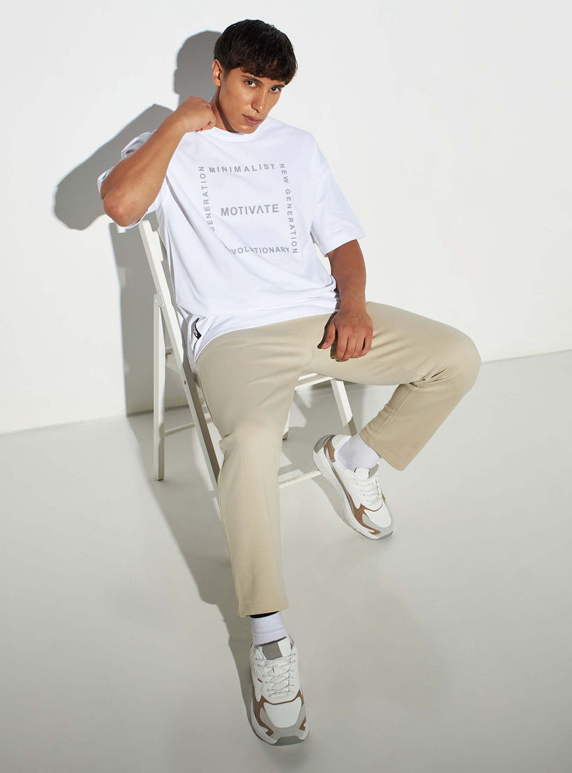 تيشيرت بياقة ضيقة وأكمام قصيرة وطبعات-men-clothing-tshirtsandpolos-tshirts-image-2