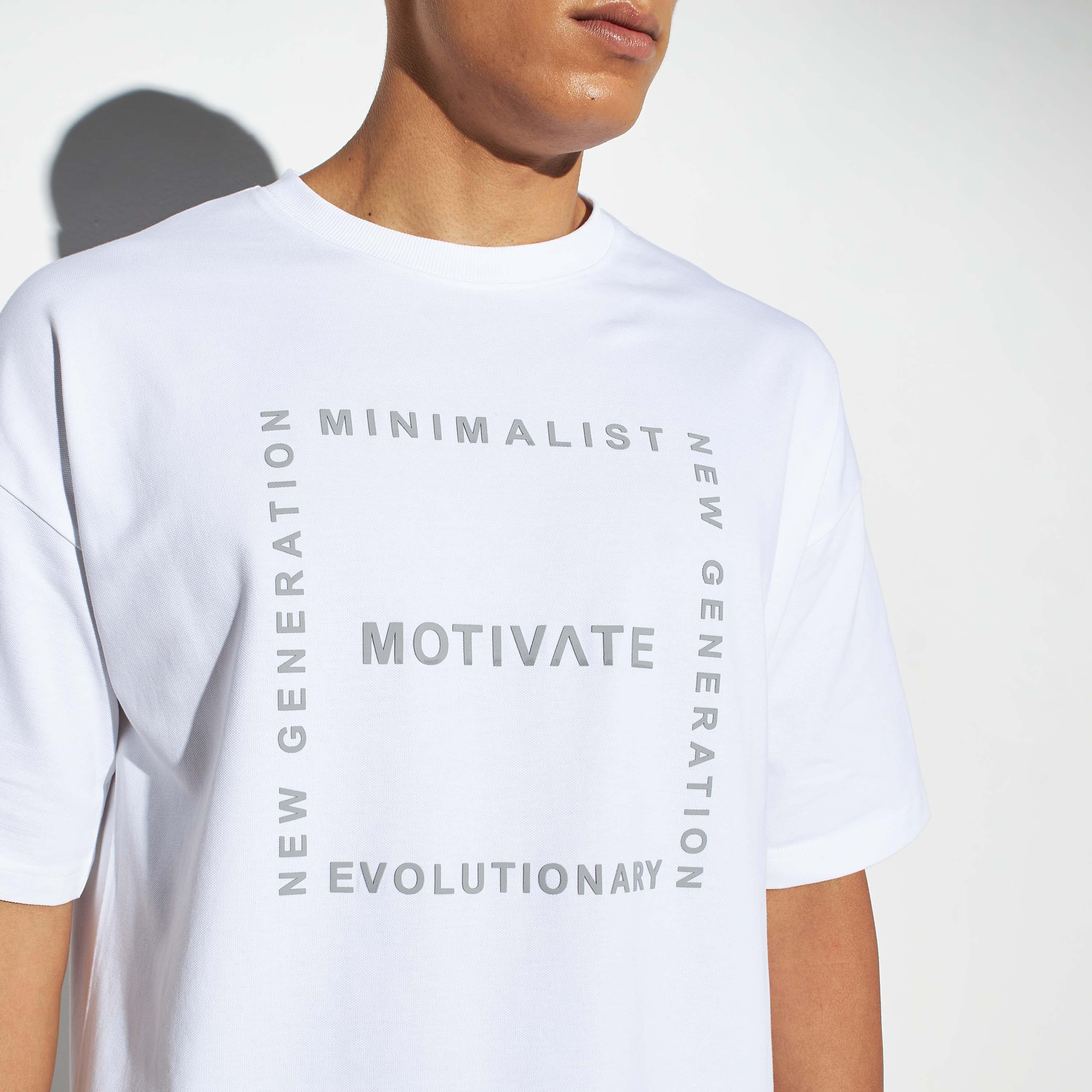 تيشيرت بياقة ضيقة وأكمام قصيرة وطبعات-men-clothing-tshirtsandpolos-tshirts-image-4