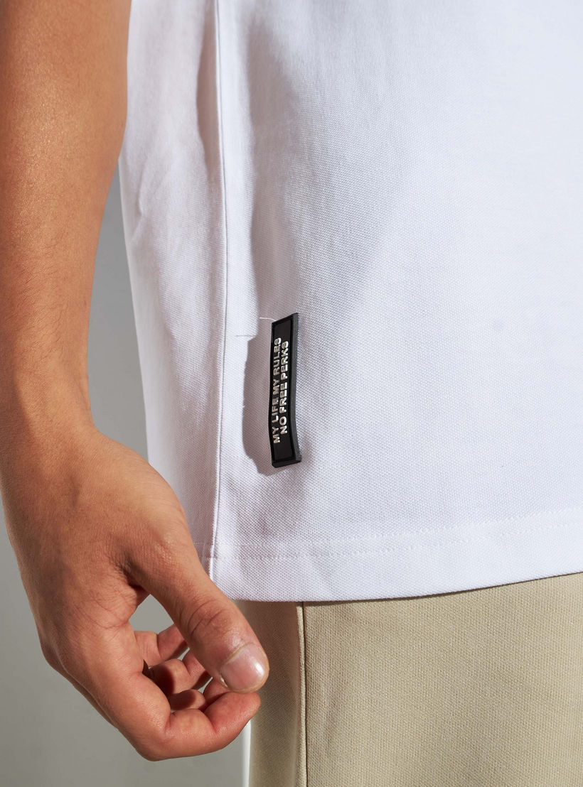 تيشيرت بياقة ضيقة وأكمام قصيرة وطبعات-men-clothing-tshirtsandpolos-tshirts-image-5