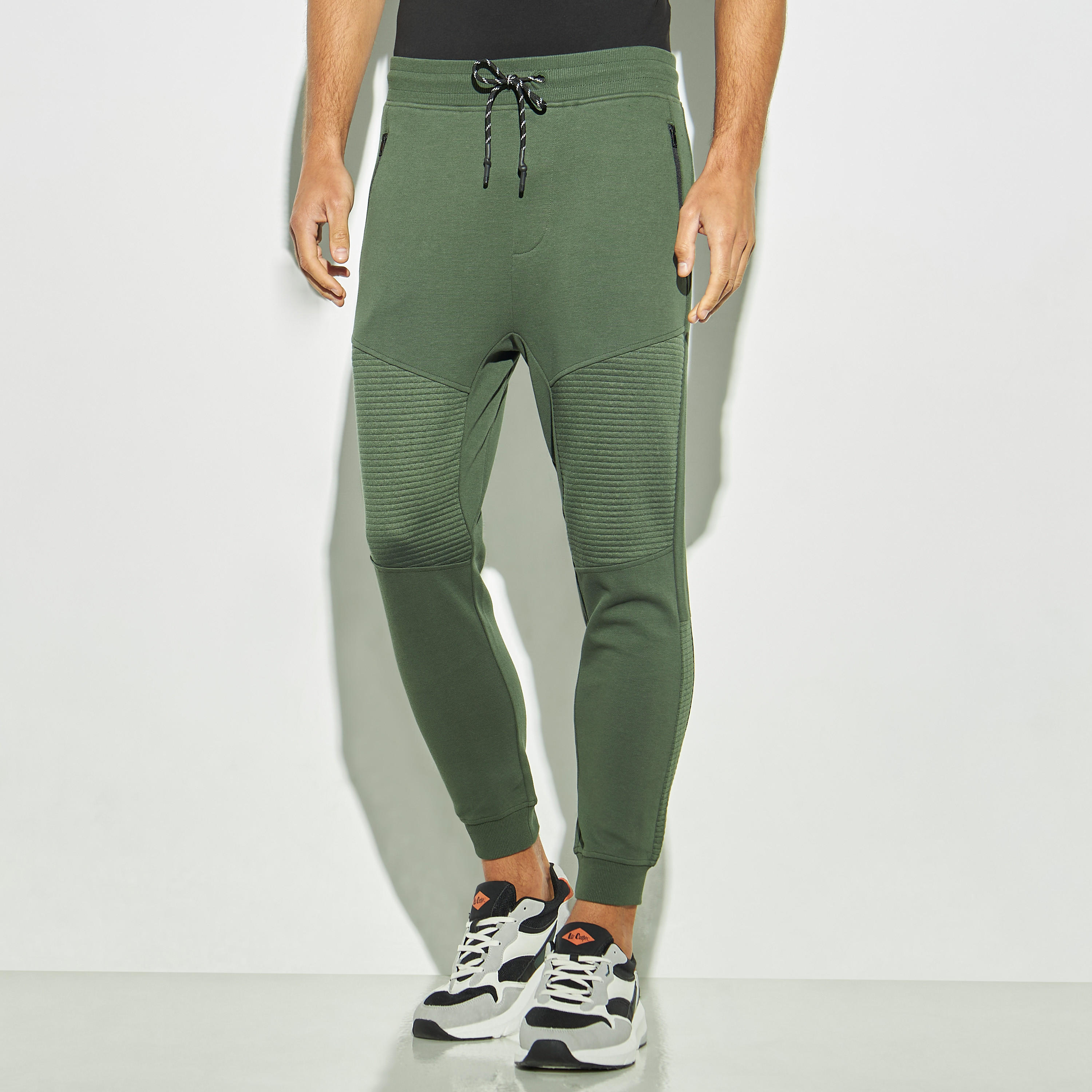 بنطلون رياضي بارز الملمس بجيوب وسحّاب ورباط إغلاق-men-clothing-bottoms-joggers-image-1