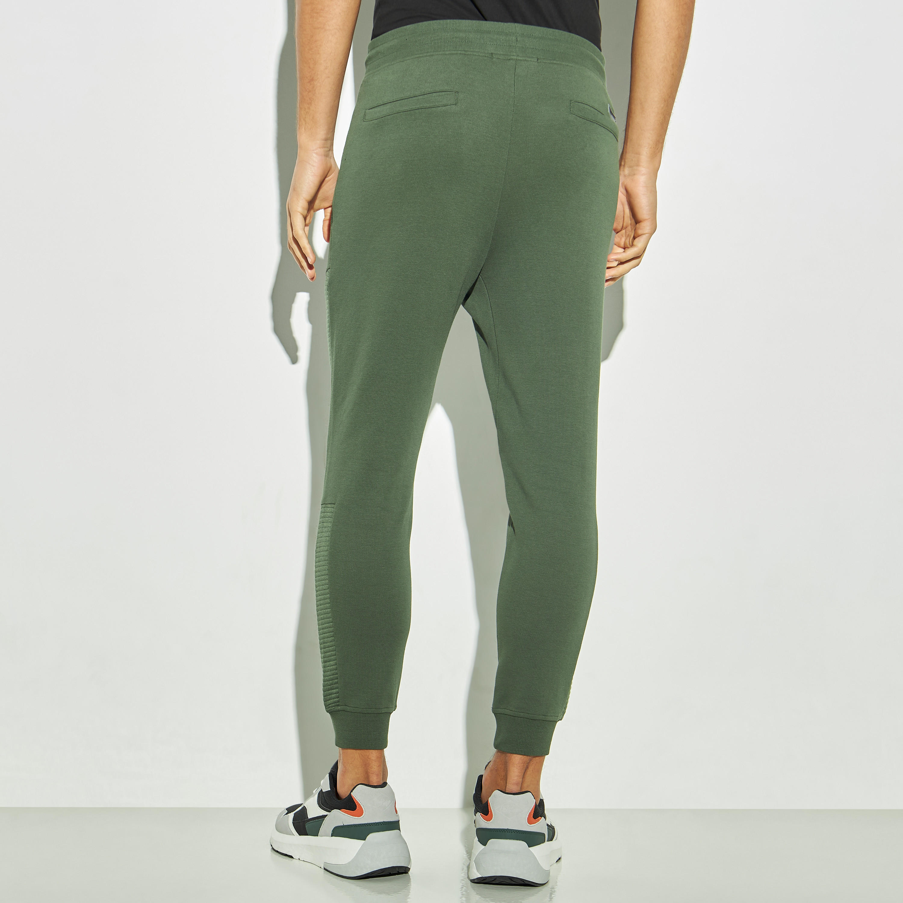 بنطلون رياضي بارز الملمس بجيوب وسحّاب ورباط إغلاق-men-clothing-bottoms-joggers-image-3