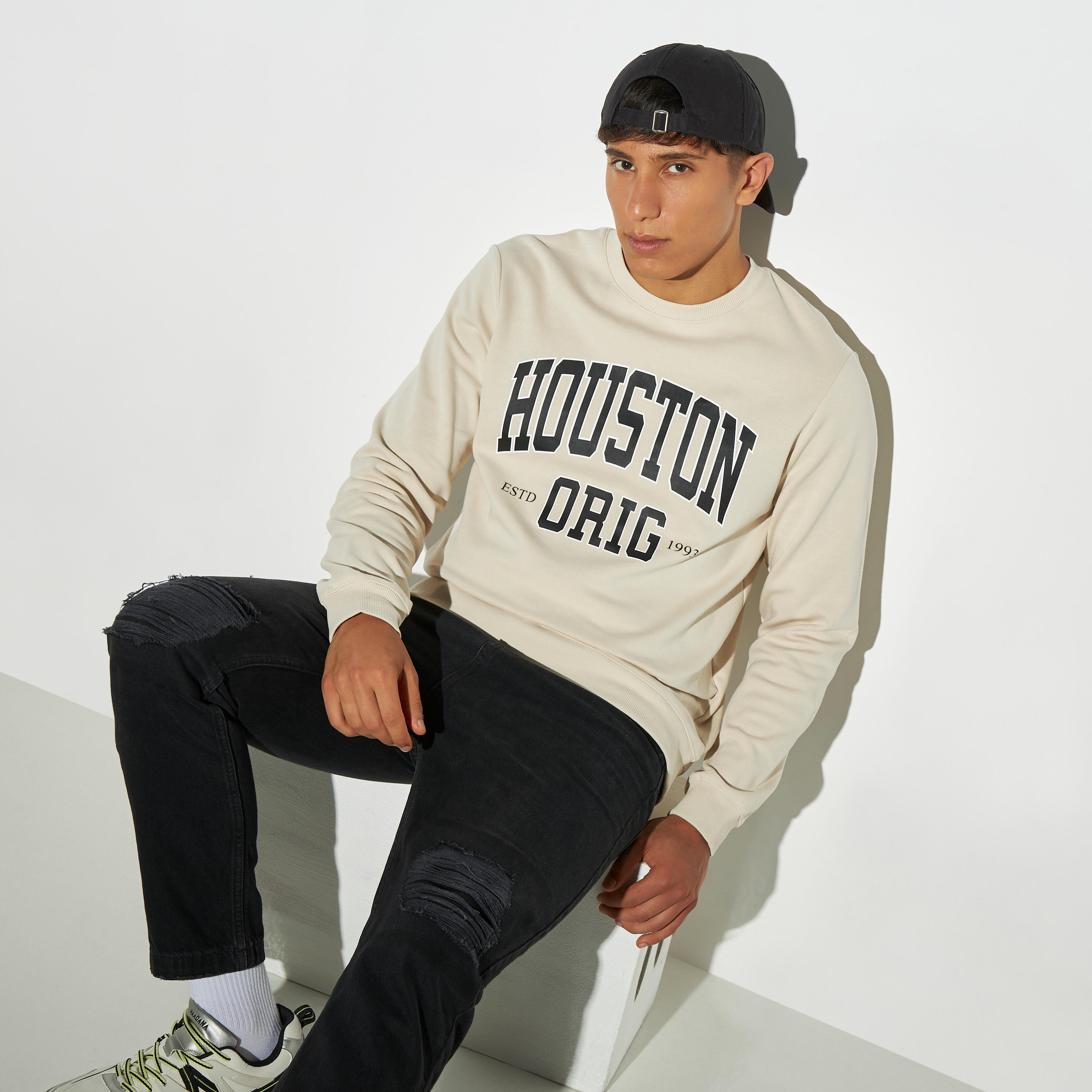 سويت شيرت بياقة ضيقة وأكمام طويلة-men-winterwear-hoodiesandsweatshirts-image-1