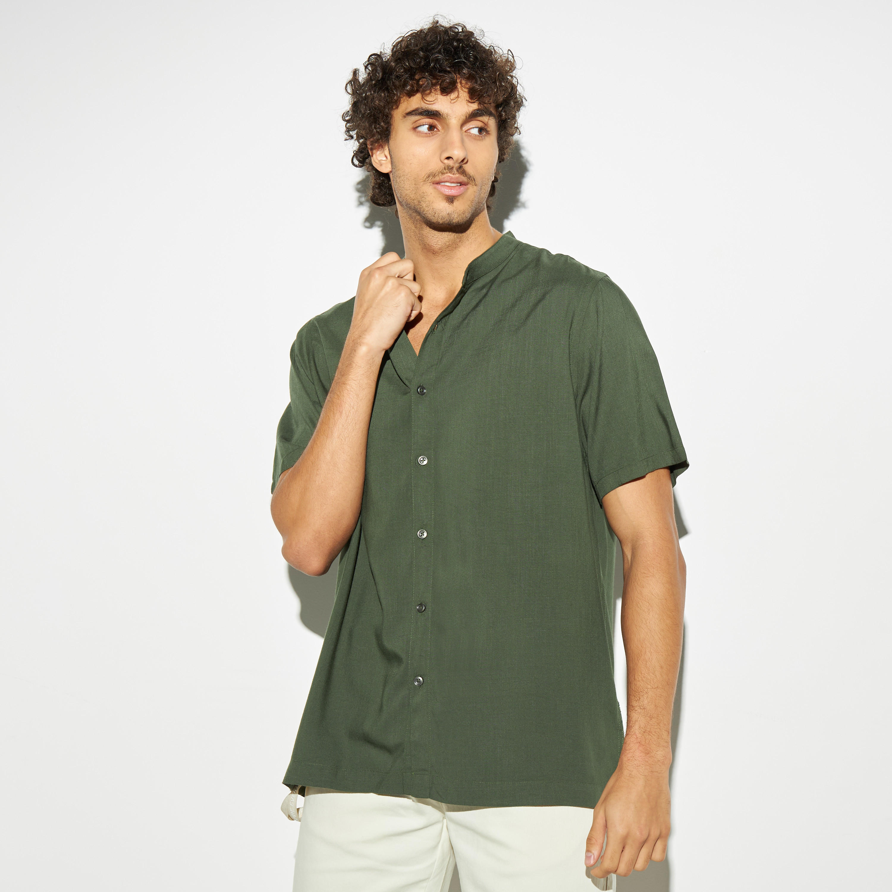 قميص سادة بياقة ماندارين وأكمام قصيرة-men-clothing-shirts-image-1