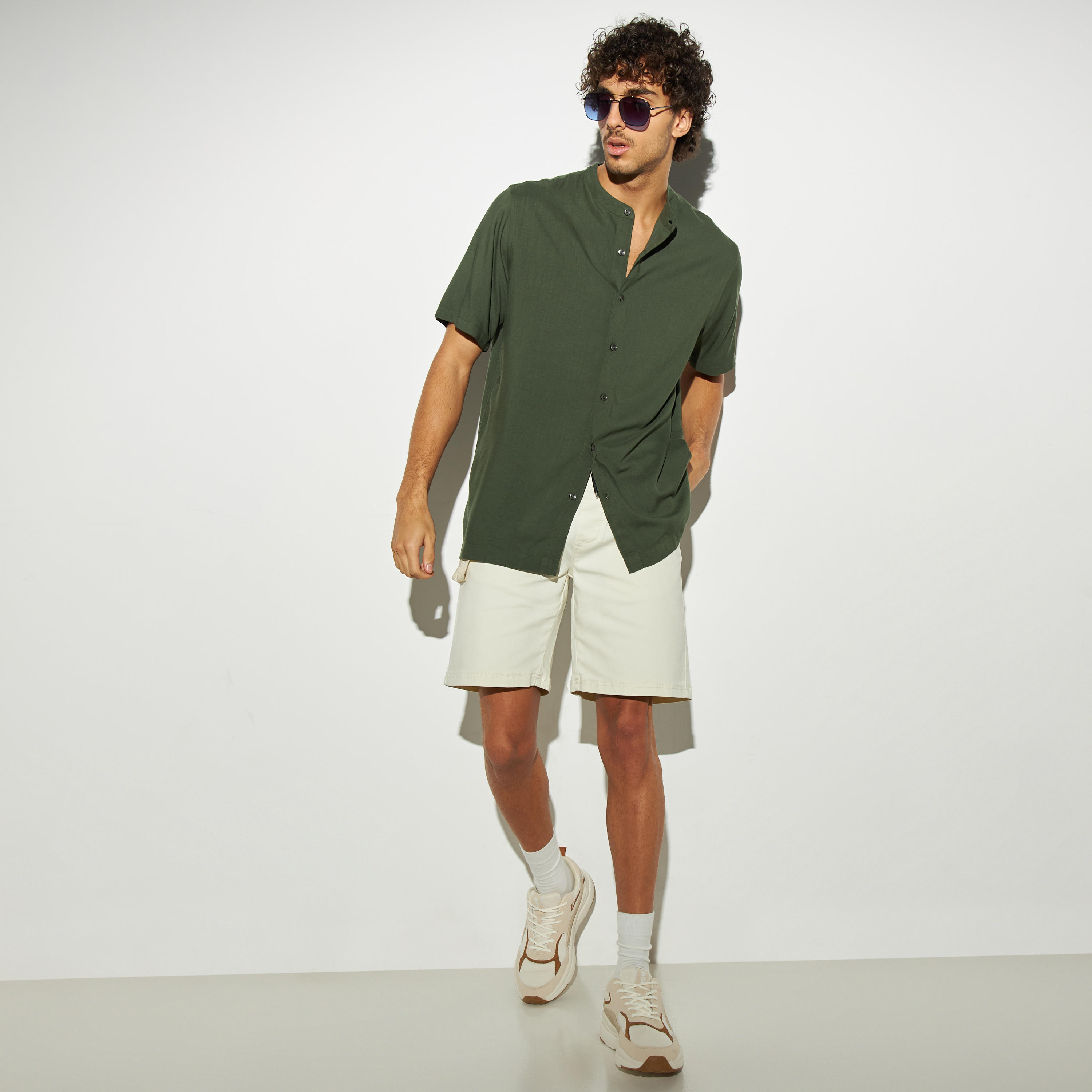قميص سادة بياقة ماندارين وأكمام قصيرة-men-clothing-shirts-image-2