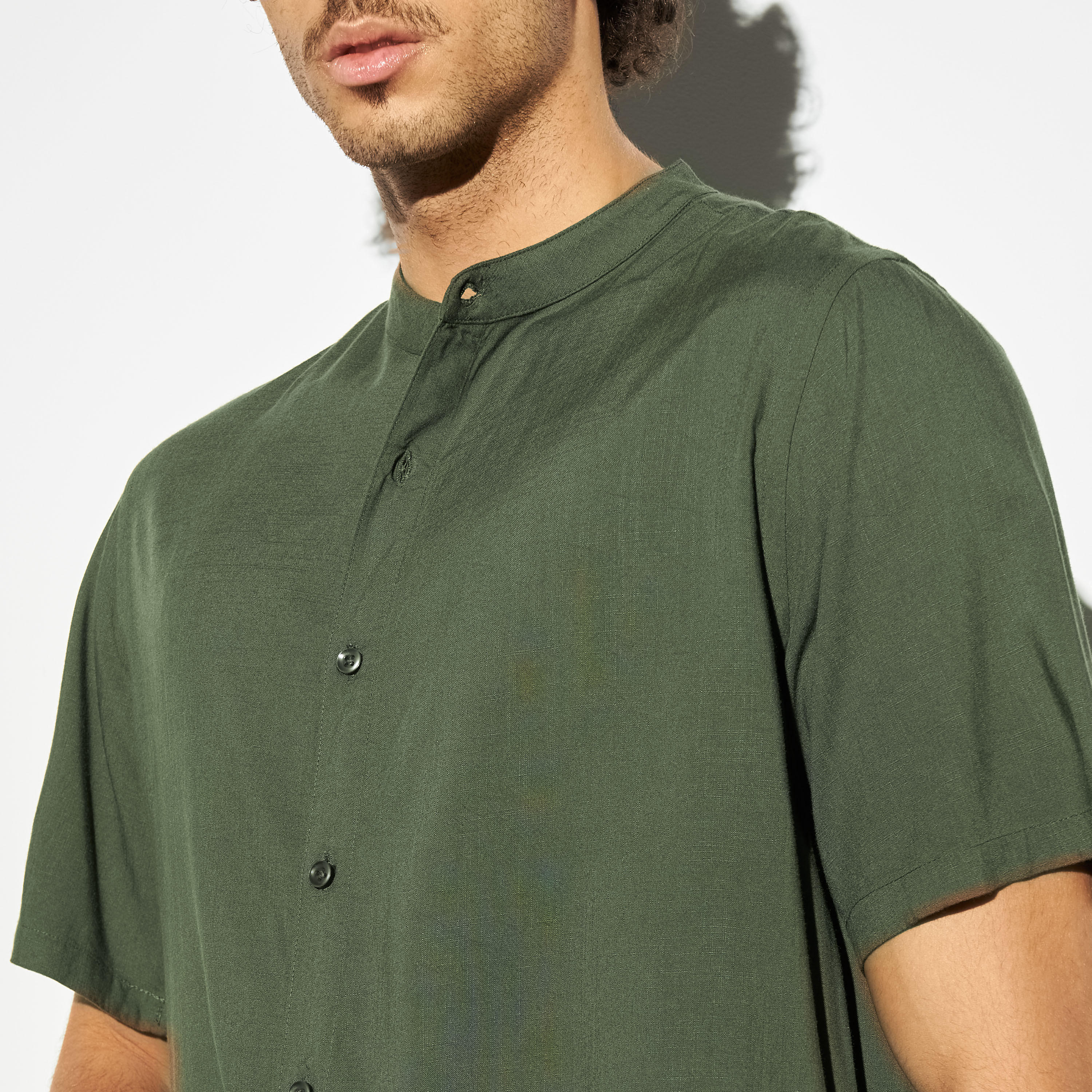 قميص سادة بياقة ماندارين وأكمام قصيرة-men-clothing-shirts-image-3