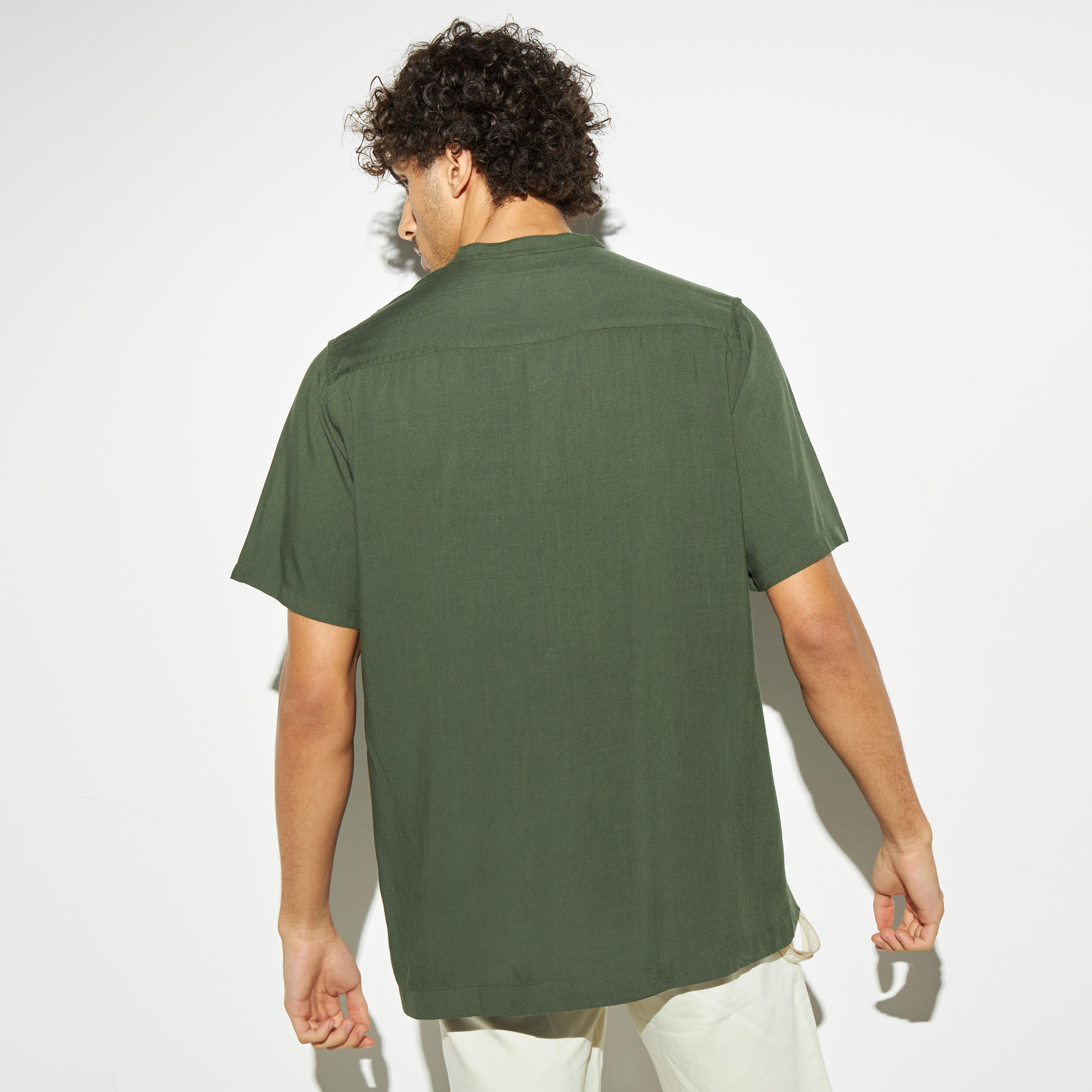 قميص سادة بياقة ماندارين وأكمام قصيرة-men-clothing-shirts-image-4