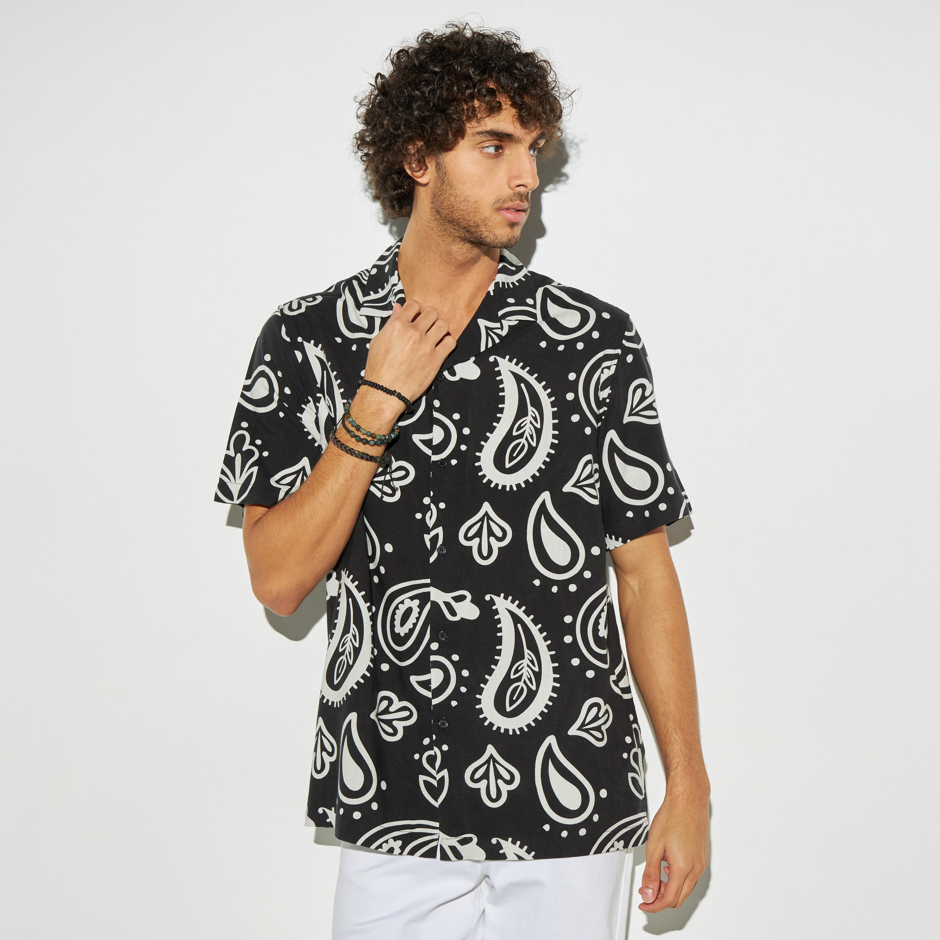 قميص فيسكوز بياقة كامب وأكمام قصيرة وطبعات-men-clothing-shirts-image-1