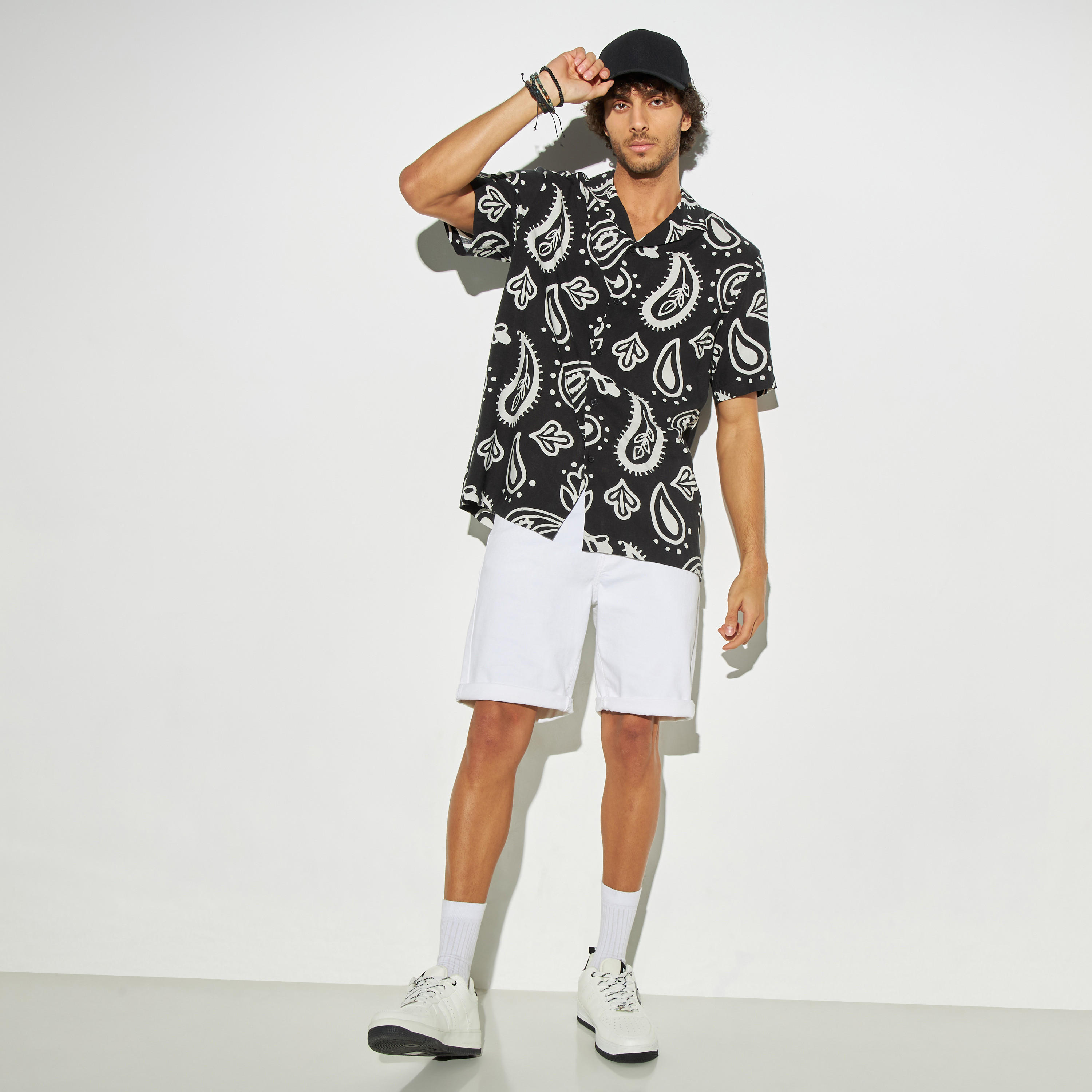 قميص فيسكوز بياقة كامب وأكمام قصيرة وطبعات-men-clothing-shirts-image-2