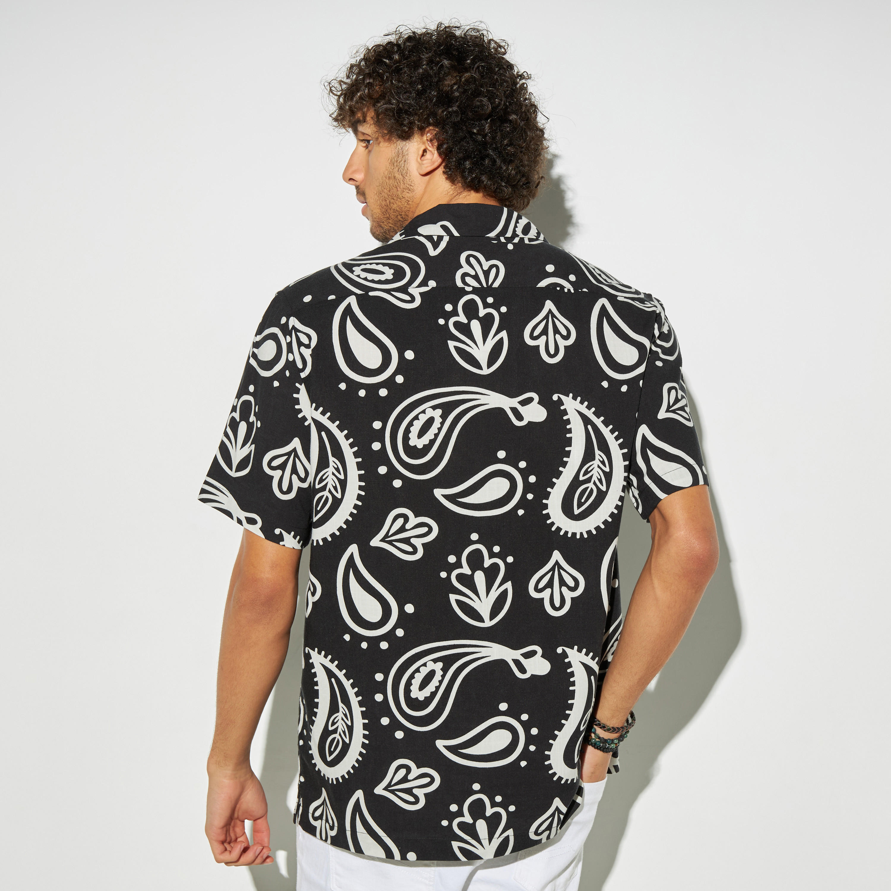 قميص فيسكوز بياقة كامب وأكمام قصيرة وطبعات-men-clothing-shirts-image-3