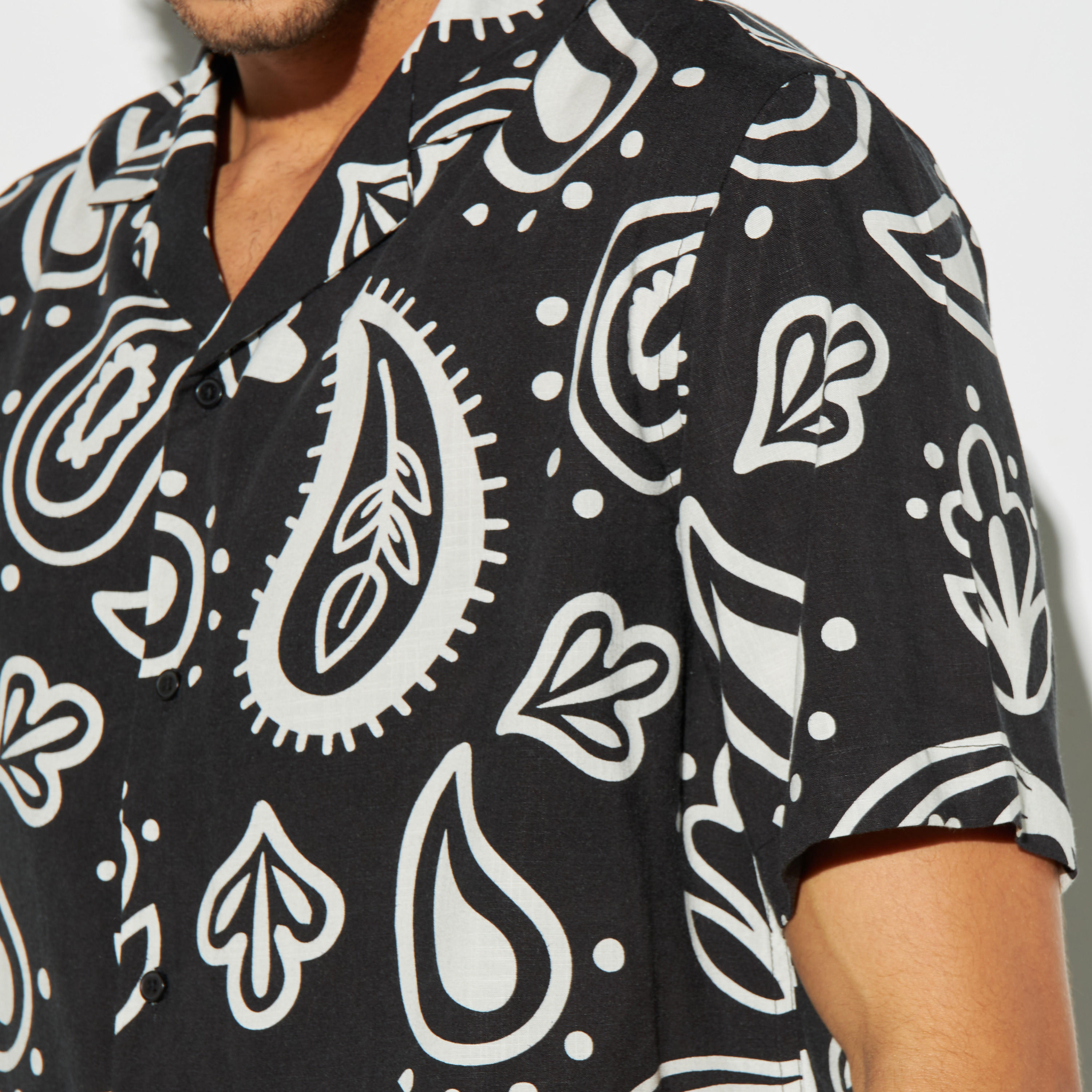 قميص فيسكوز بياقة كامب وأكمام قصيرة وطبعات-men-clothing-shirts-image-4