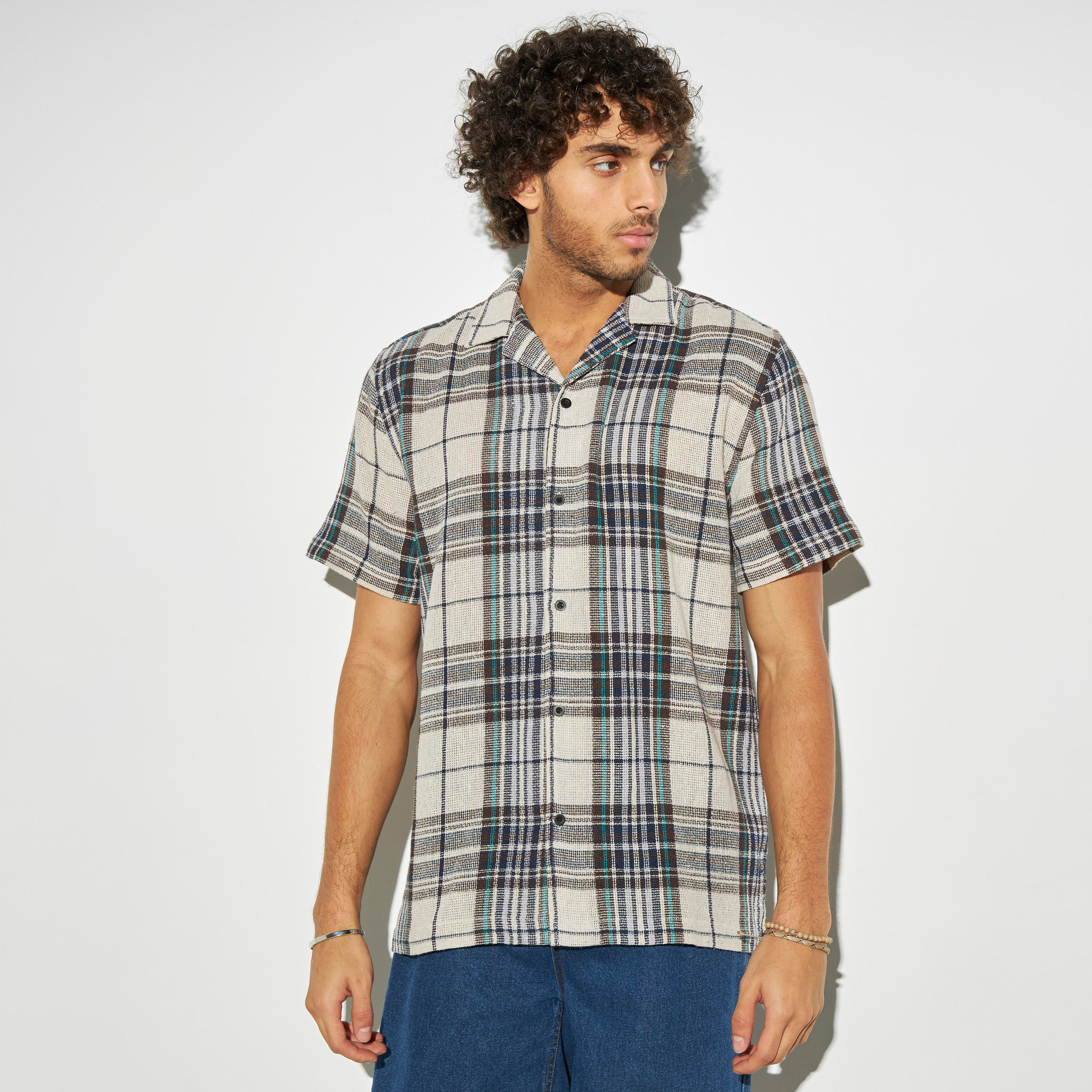 قميص كاروهات بارز الملمس بياقة كامب وأكمام قصيرة-men-clothing-shirts-image-1