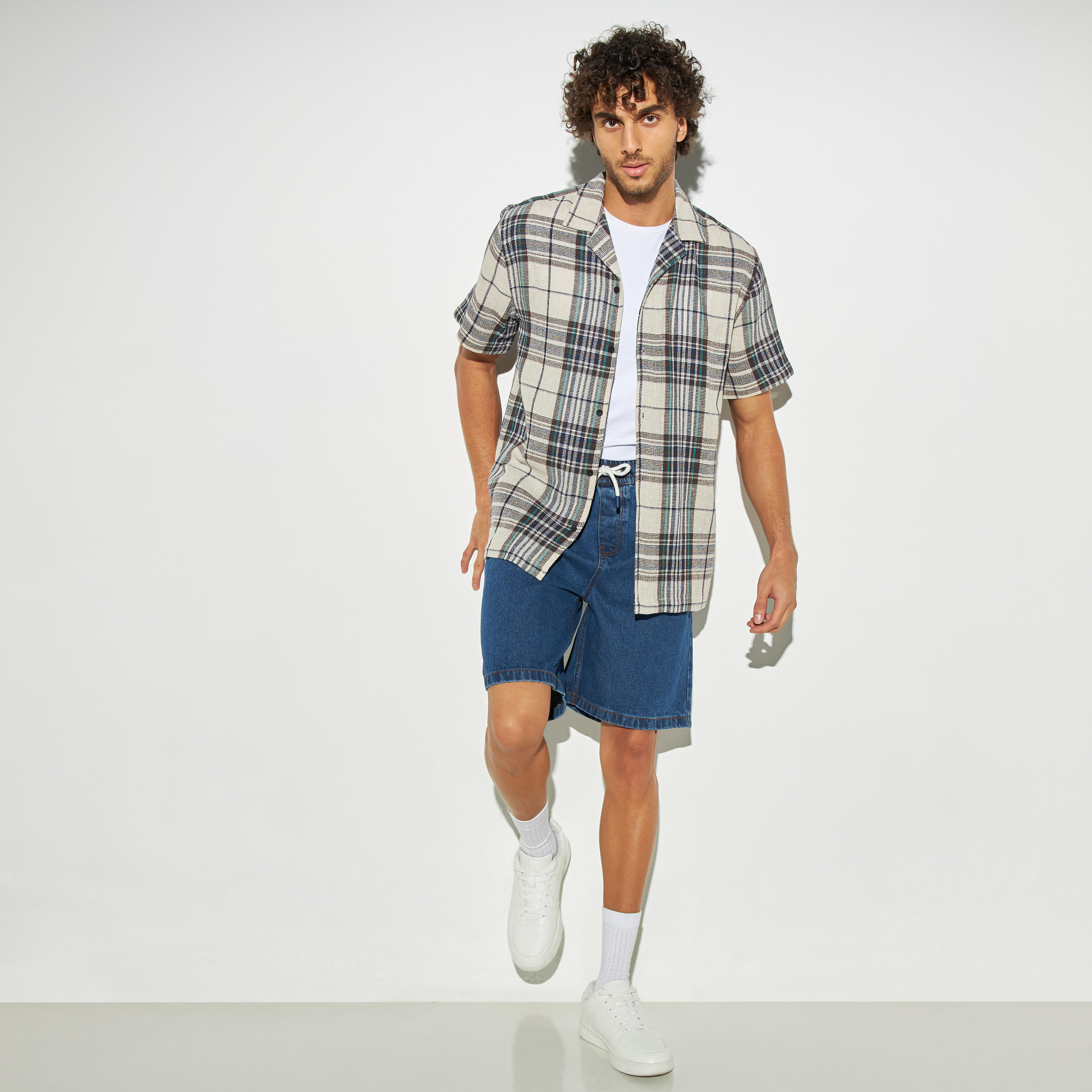 قميص كاروهات بارز الملمس بياقة كامب وأكمام قصيرة-men-clothing-shirts-image-2