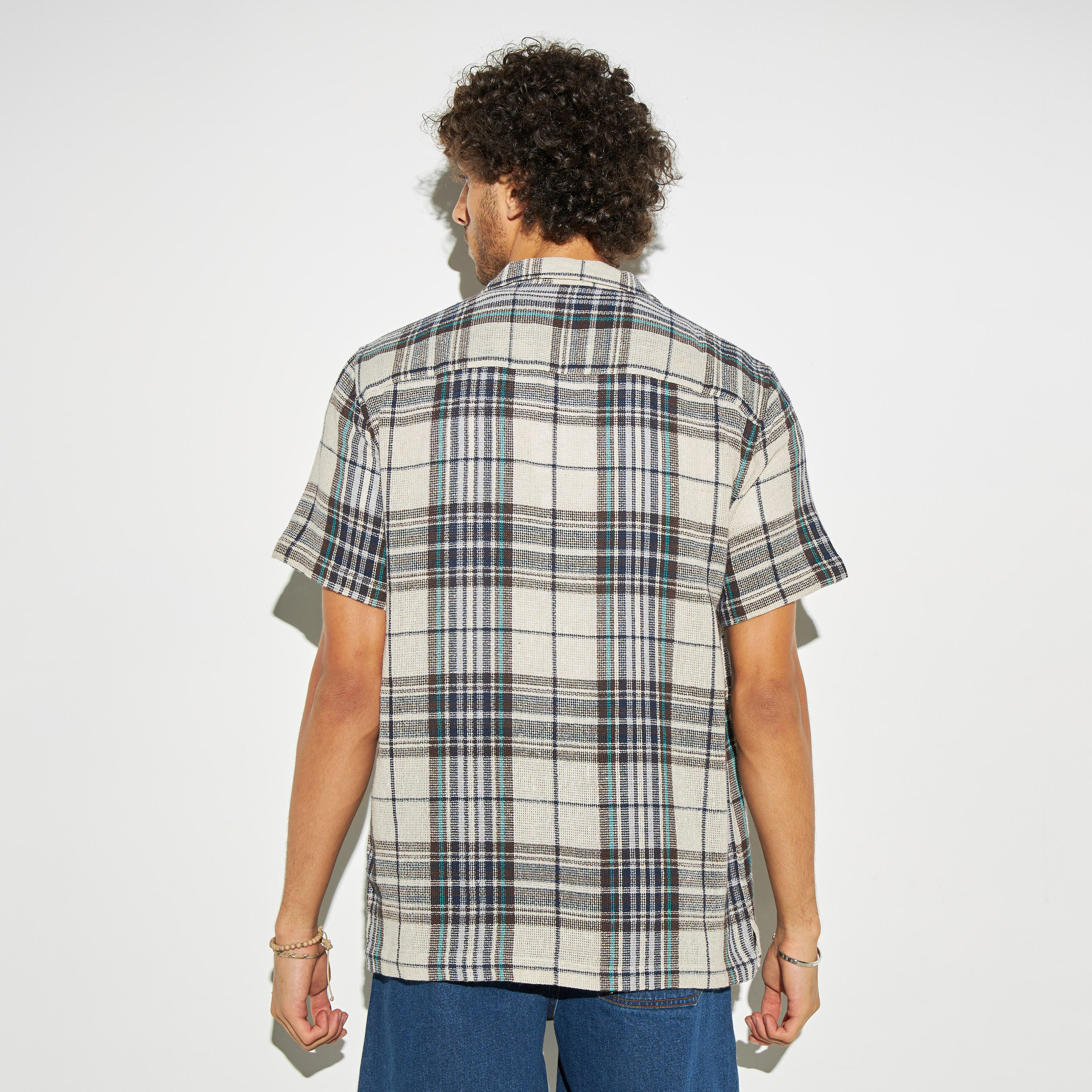 قميص كاروهات بارز الملمس بياقة كامب وأكمام قصيرة-men-clothing-shirts-image-3