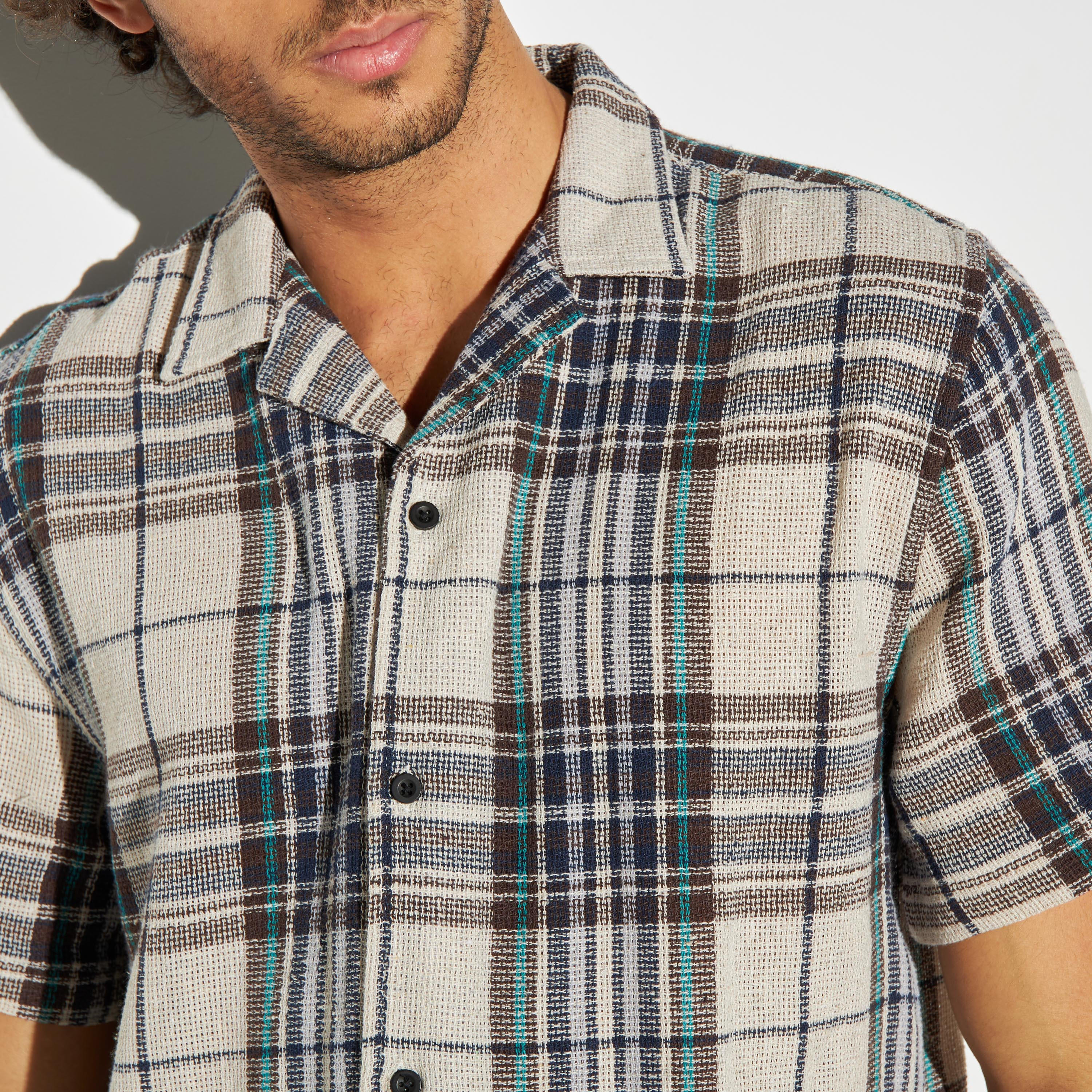 قميص كاروهات بارز الملمس بياقة كامب وأكمام قصيرة-men-clothing-shirts-image-4