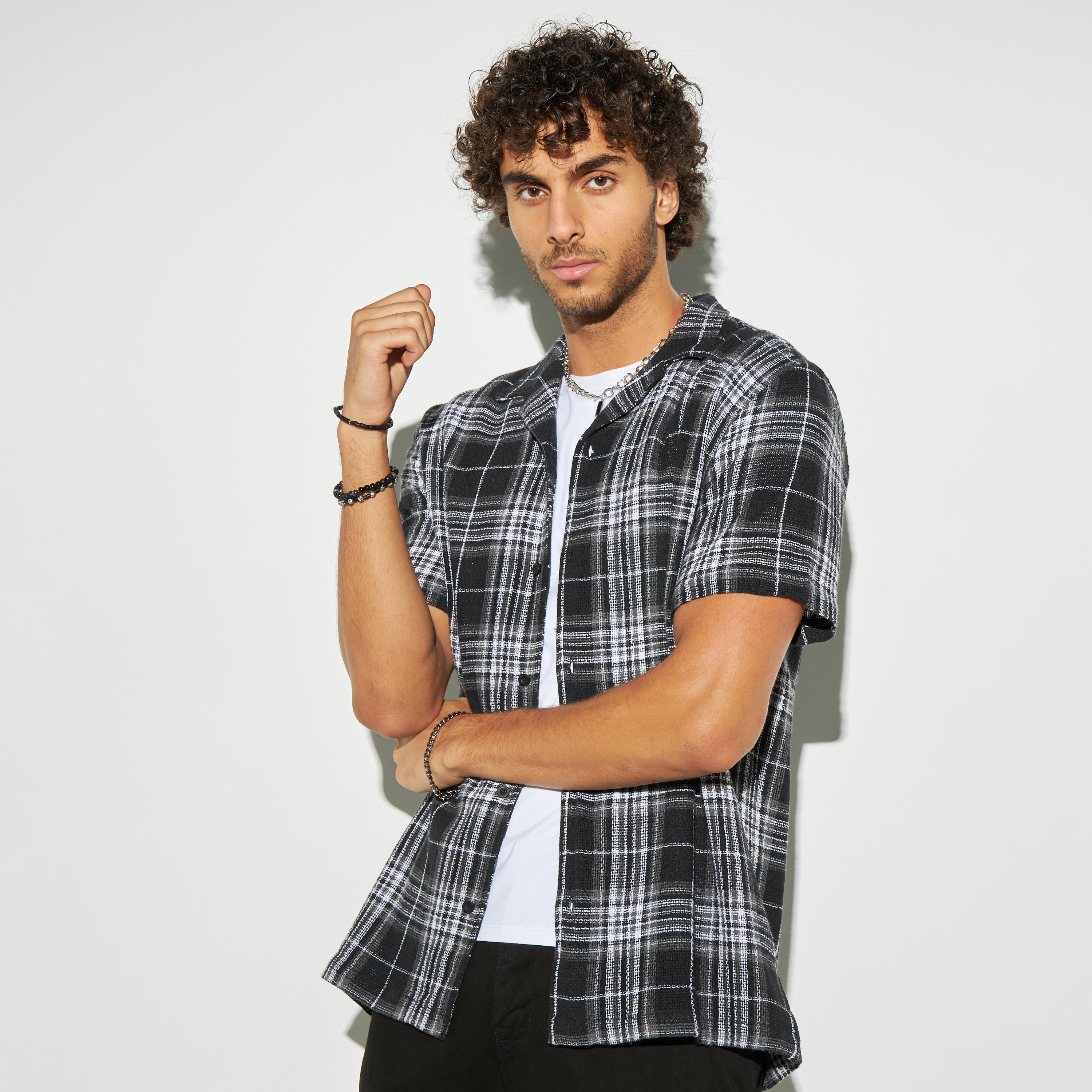 قميص كاروهات بارز الملمس بياقة كامب وأكمام قصيرة-men-clothing-shirts-image-1